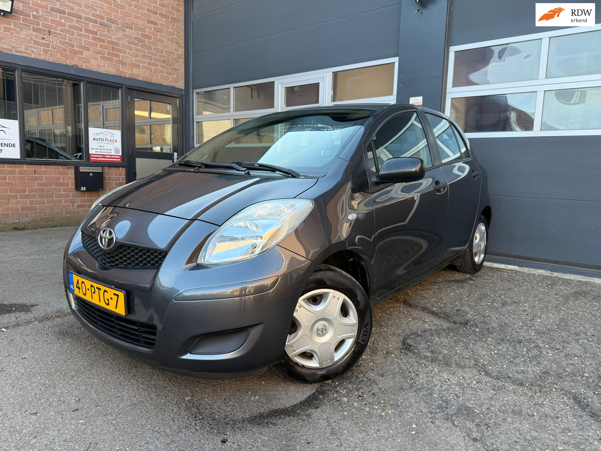 Toyota Toyota Yaris 1.0 VVTi Acces 2011 - voorkant