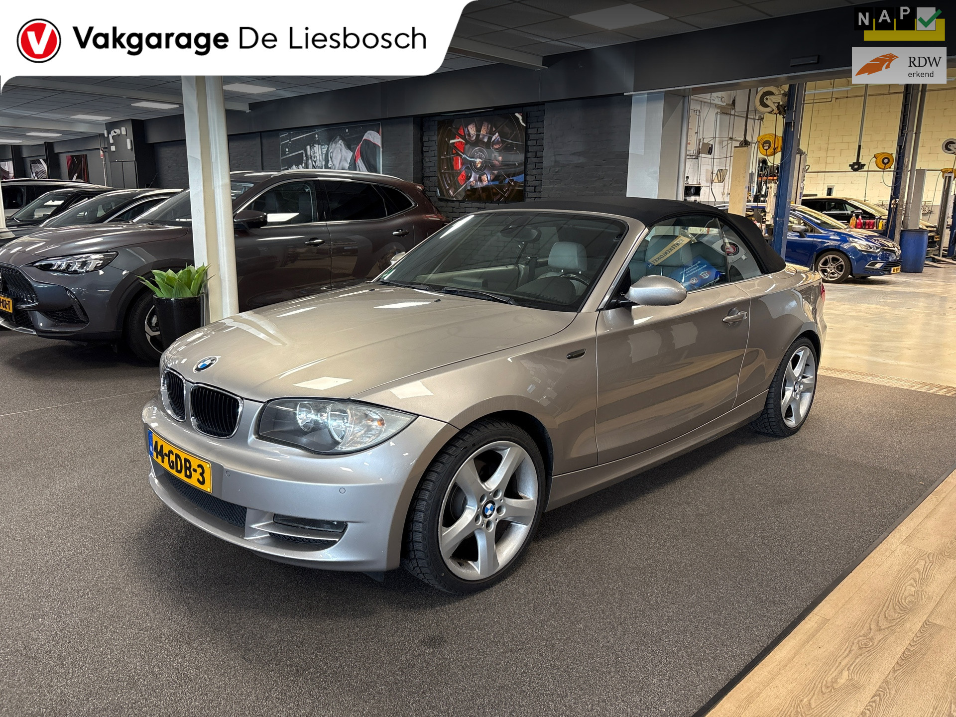 BMW 1er Reihe 120i High Executive/navi/boeken/clima/nette kap/pdc 2008 - voorkant