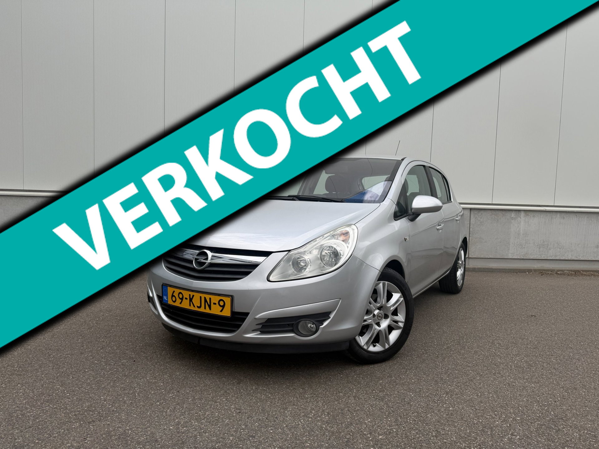 Opel Corsa 1.2-16V Cosmo - WEINIG KM! - Airco / Cruise / PDC / Elektr. ramen / Lm velgen / NAP 2009 - voorkant