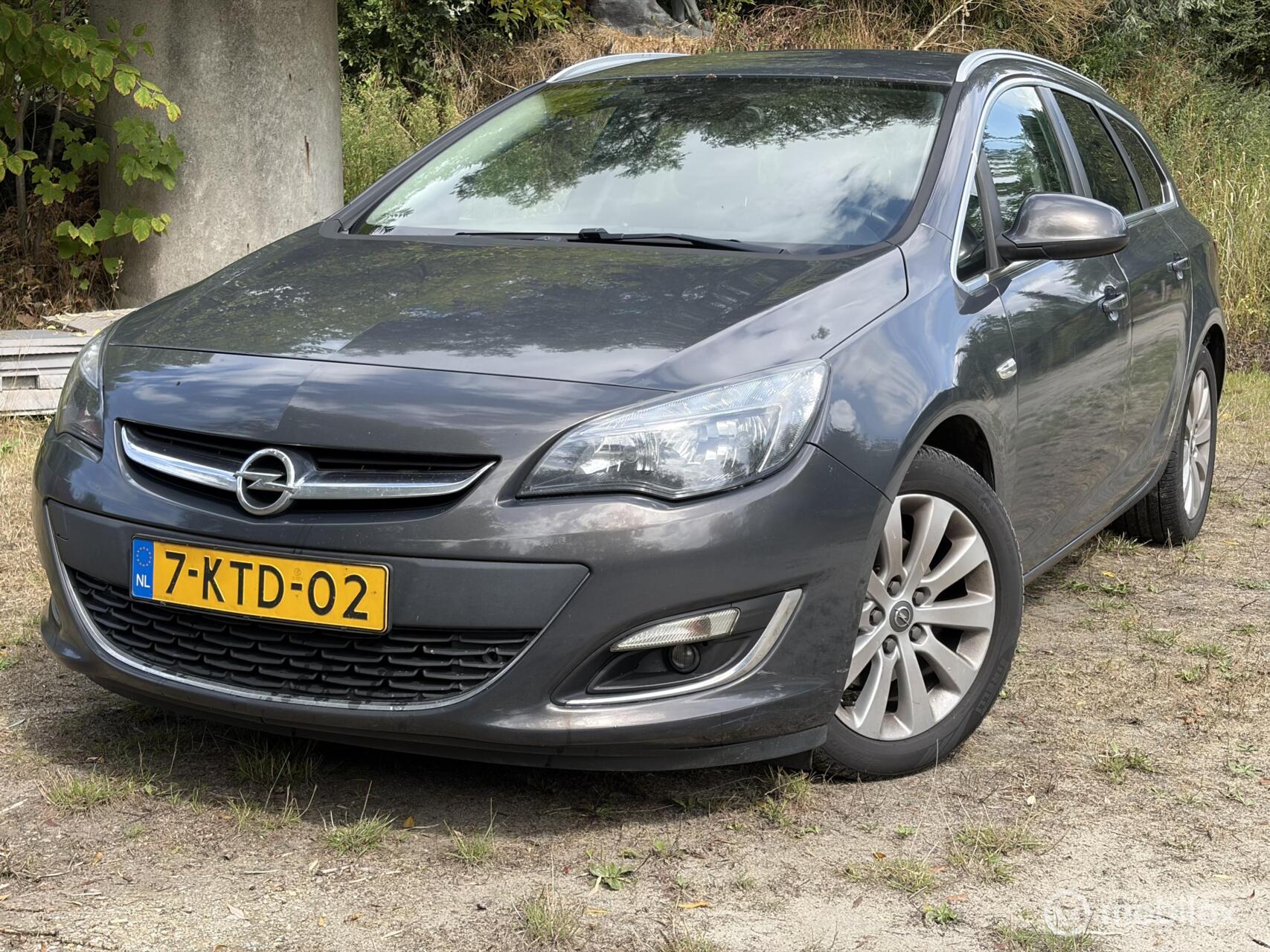 Opel Astra Sports Tourer 1.7 CDTi S/S Design Edition, Leer,Nav. 2013 - voorkant