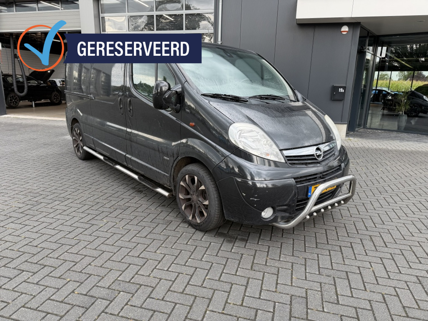Opel Vivaro 2.5 CDTI L2H1 2011 - voorkant