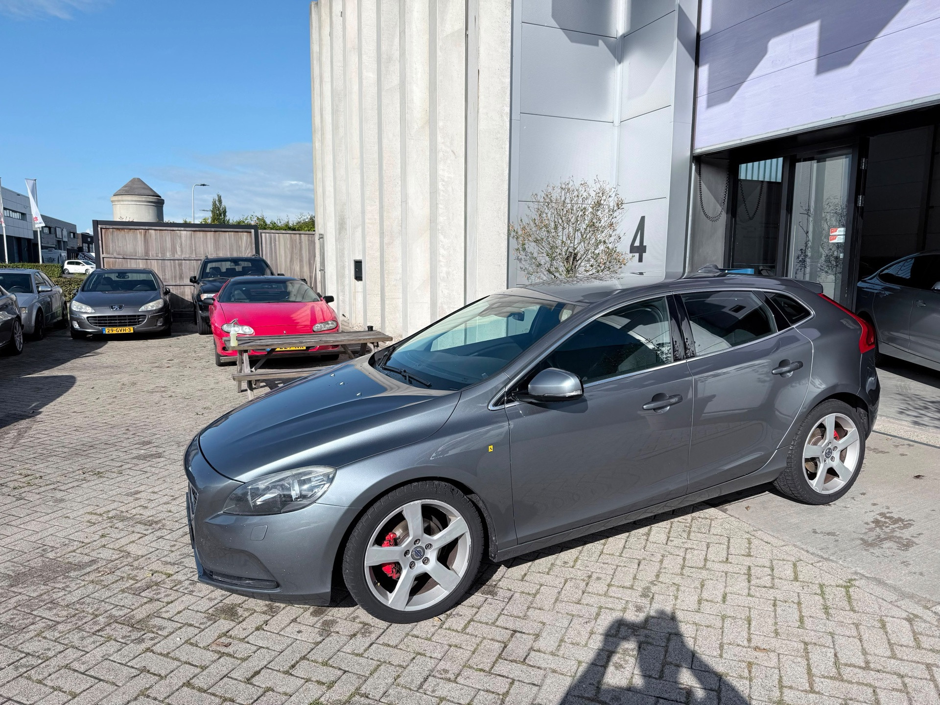 Volvo V40 1.6 D2 Momentum ZEER NETTE AUTO! RIJDT EN SCHAKELT GOED! 2014 - voorkant