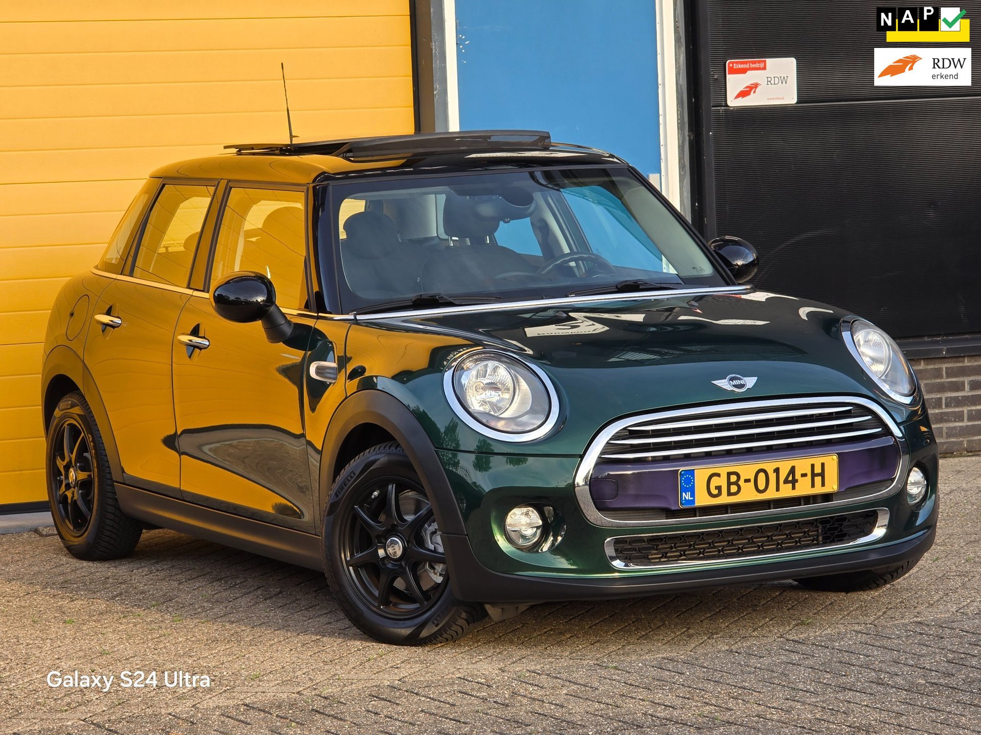 Mini Cooper 1.5 Cooper Salt Business / Airco / Cruise Control / Open Panoramadak / 5 deurs / Navi / Pdc / Allu Velgen / Netjes 2015 - voorkant