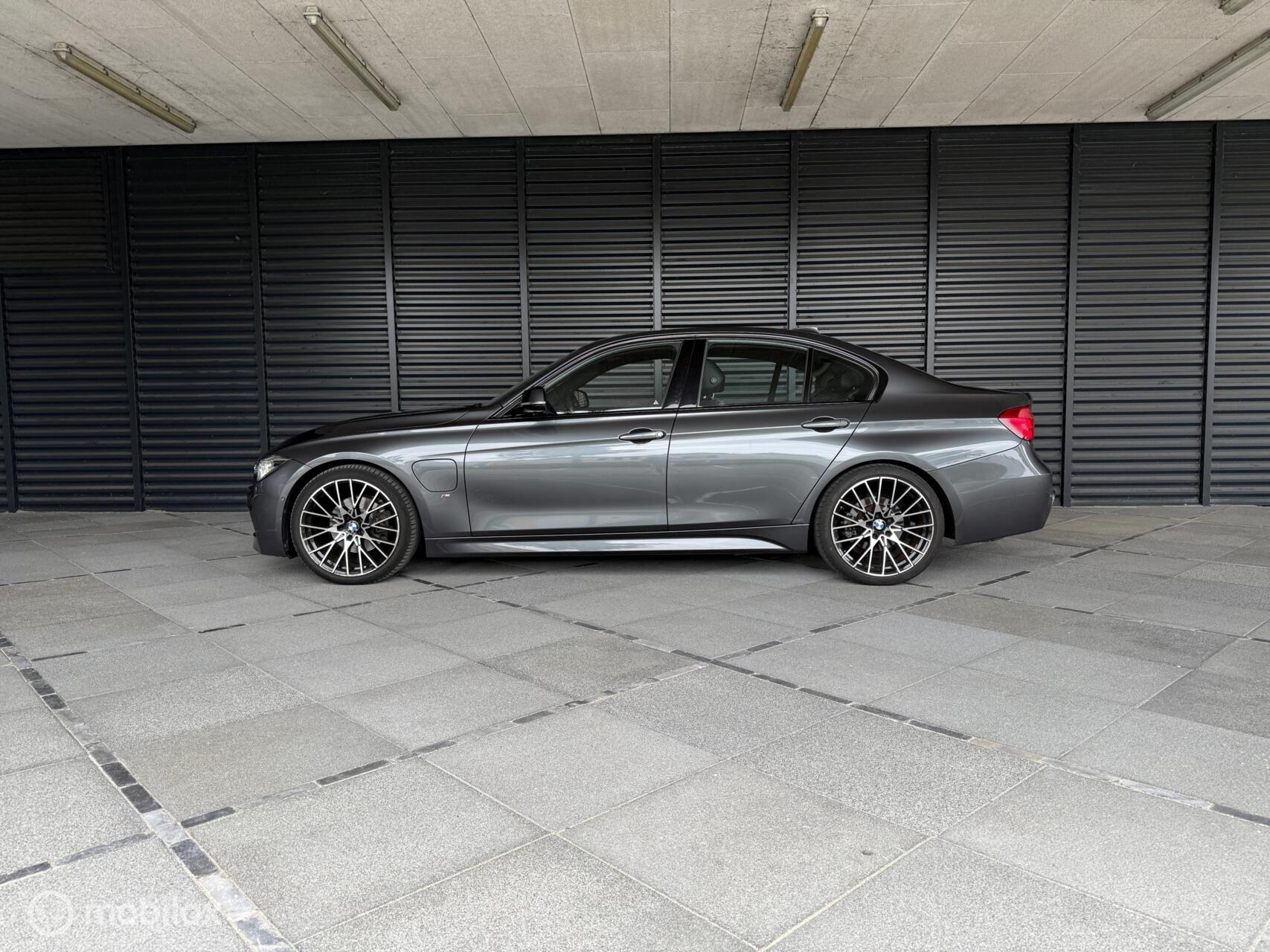 Foto van BMW 330e Iperformance