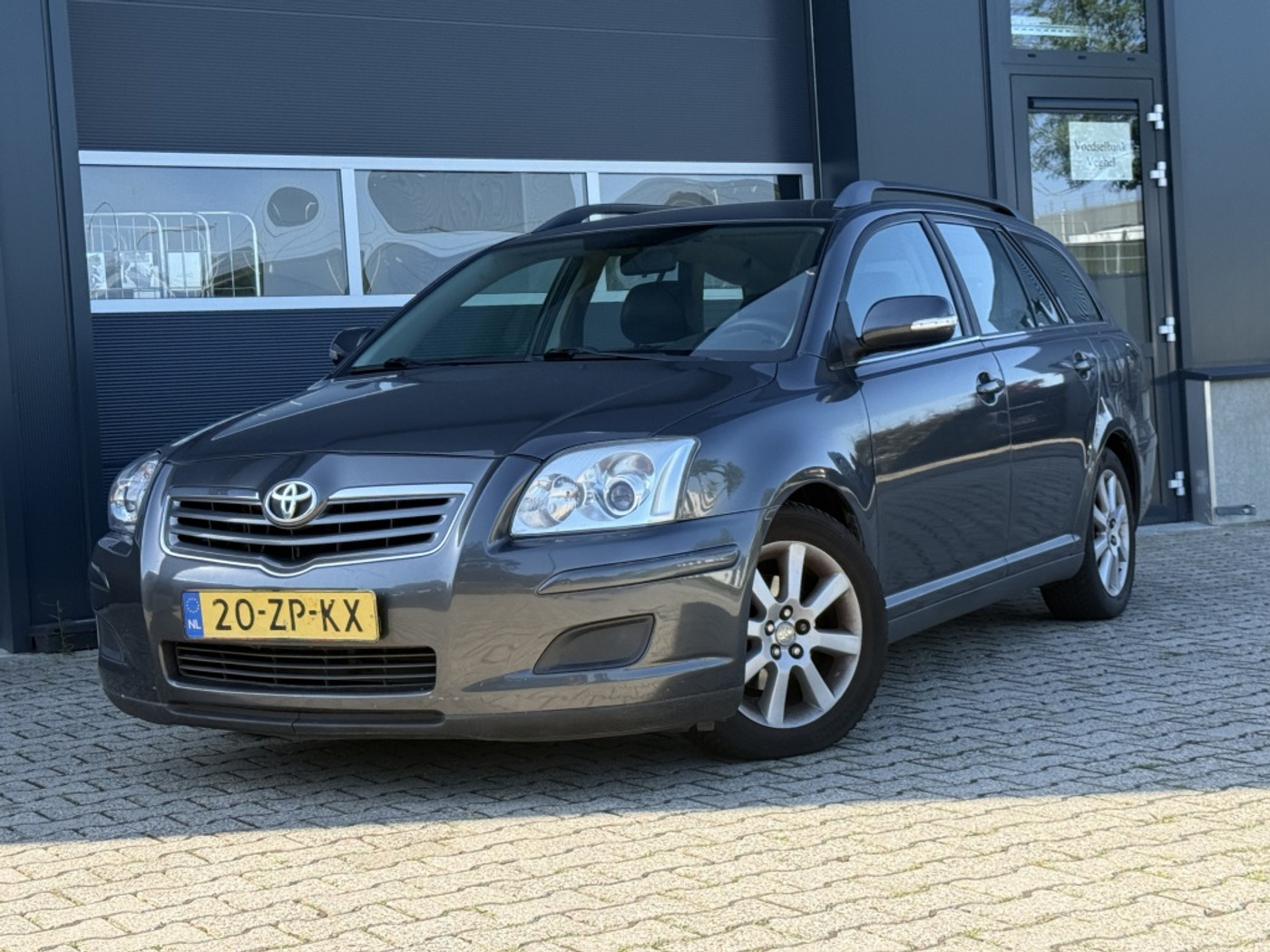 Toyota Toyota Avensis 1.6 VVTi Terra 2008 - voorkant