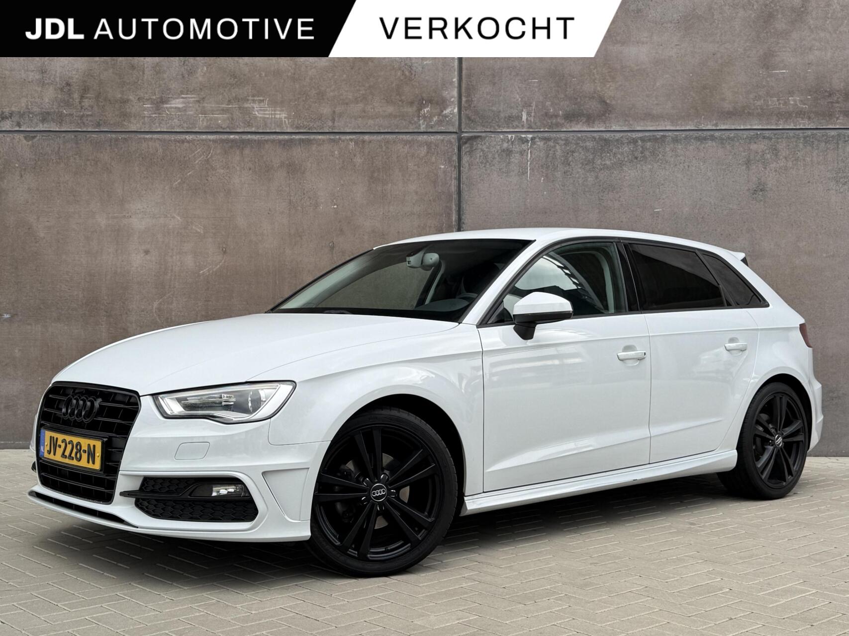 Audi A3 Sportback 1.4 TFSI 150PK  Ambiente Pro Line plus S-line | Navigatie | Xenon | Dealer onderhouden | 2015 - voorkant