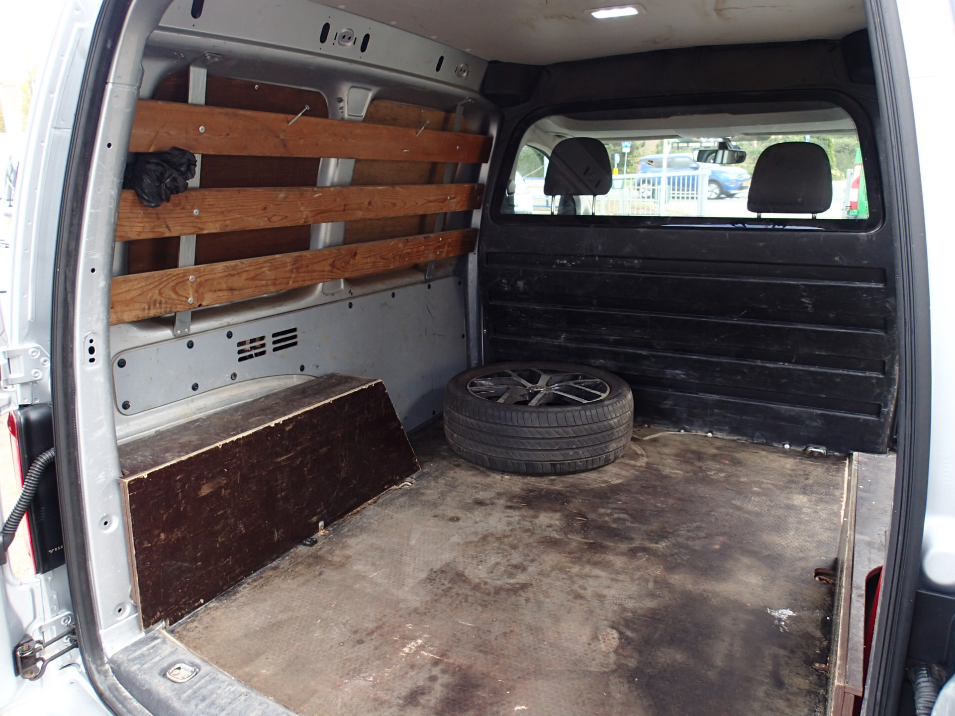 Foto van Volkswagen Caddy Modified Partition Wall