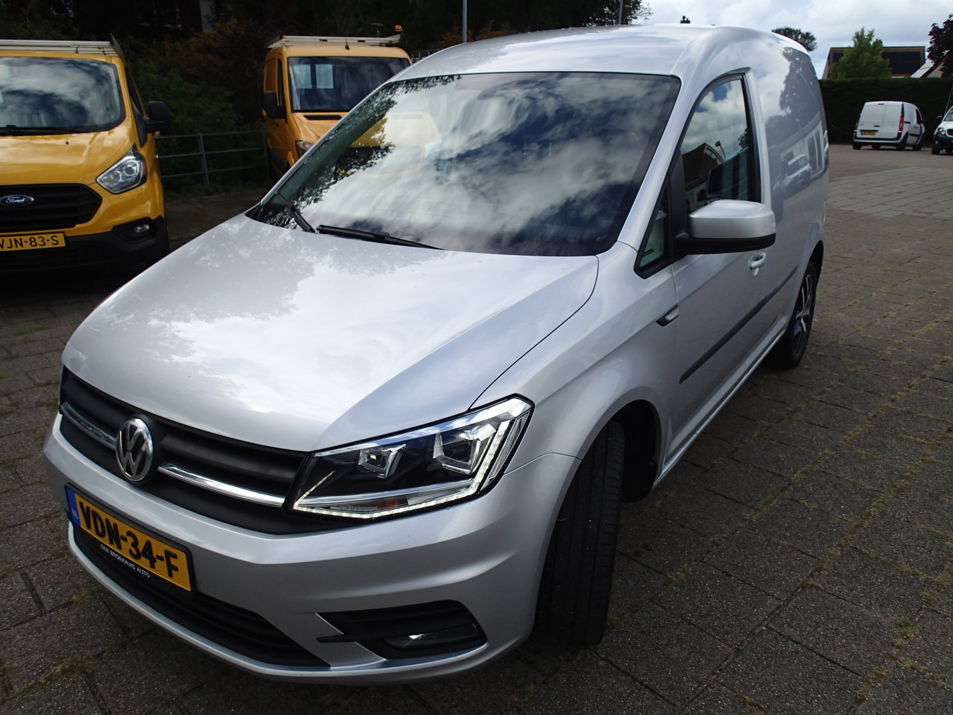 Foto van Volkswagen Caddy Modified Partition Wall