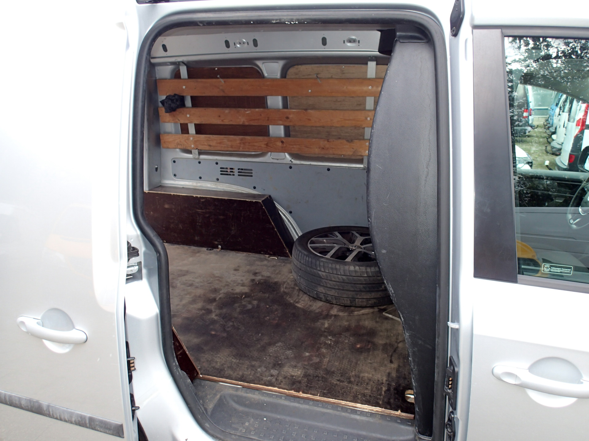 Foto van Volkswagen Caddy Modified Partition Wall