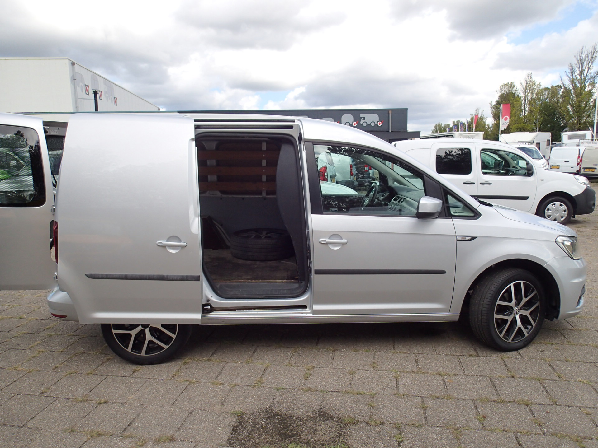 Foto van Volkswagen Caddy Modified Partition Wall