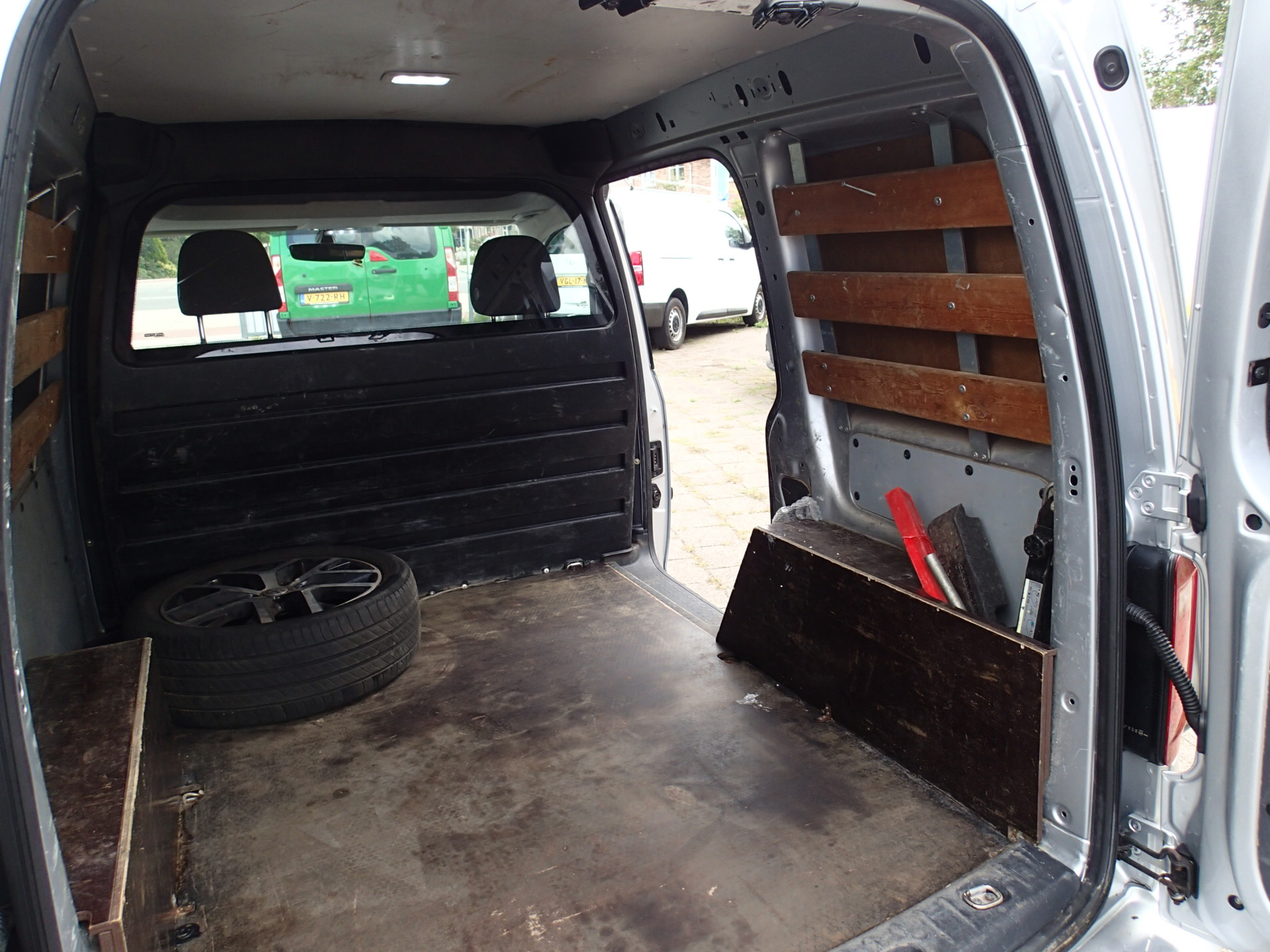 Foto van Volkswagen Caddy Modified Partition Wall