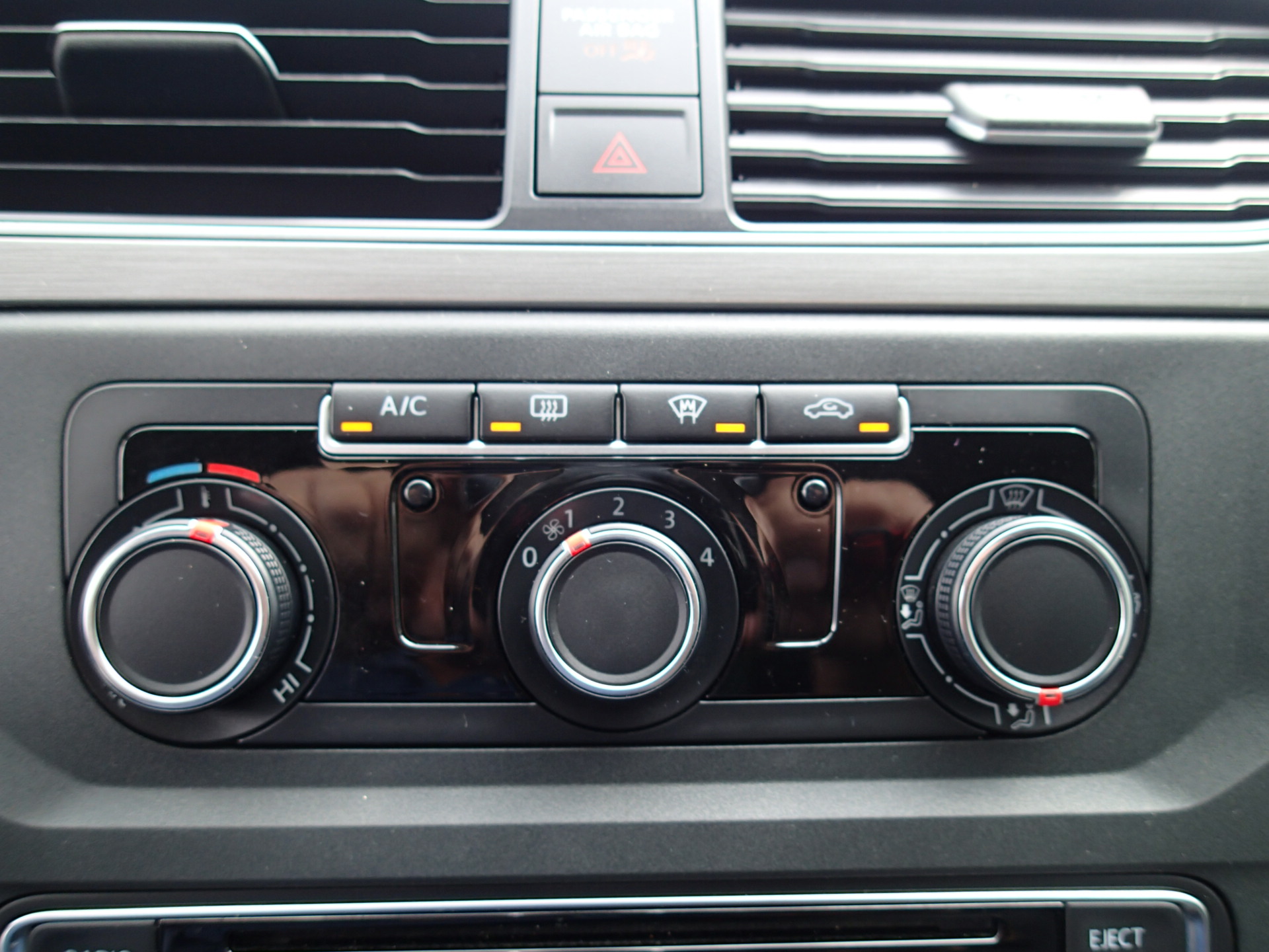 Foto van Volkswagen Caddy Modified Partition Wall