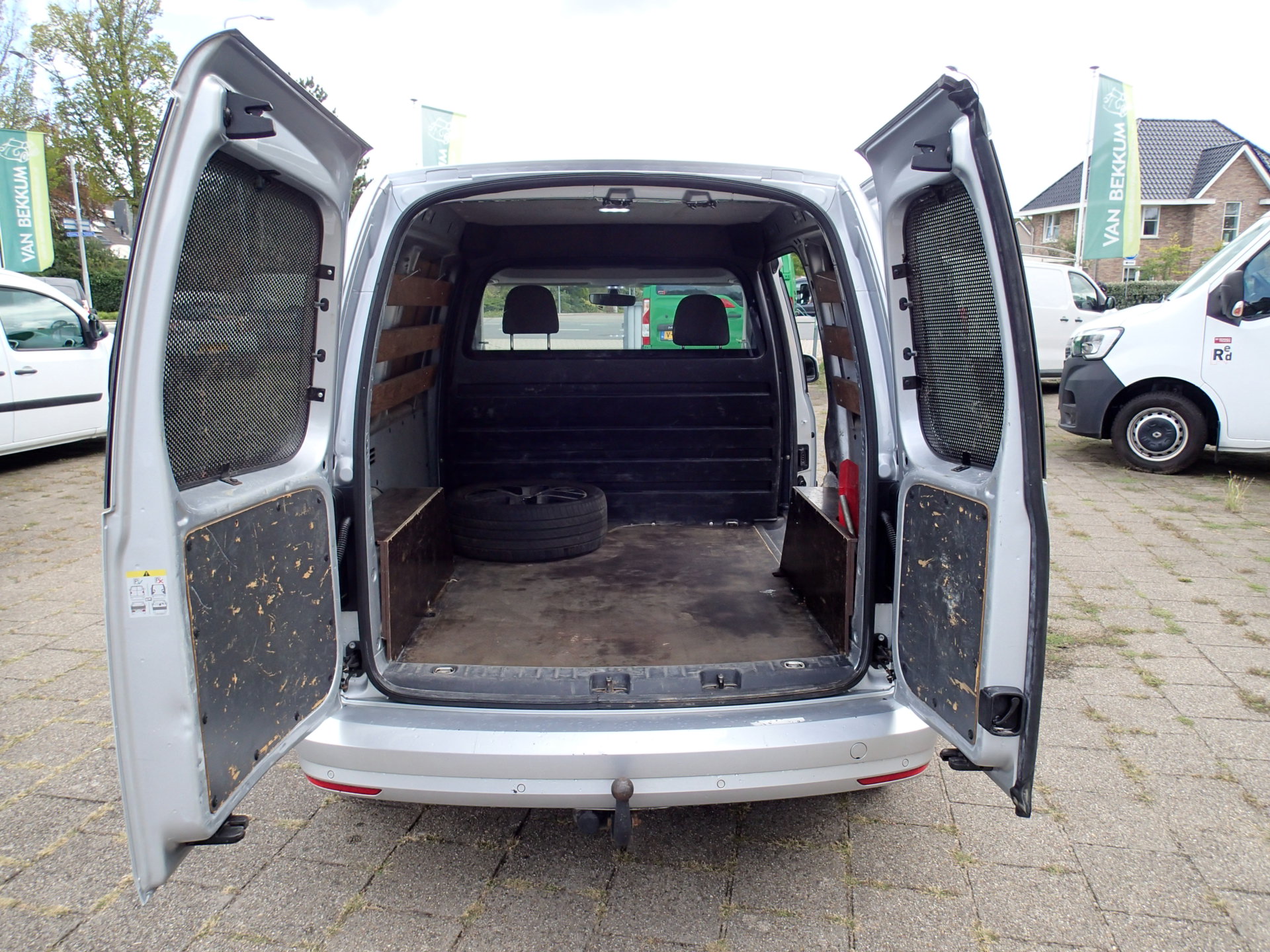Foto van Volkswagen Caddy Modified Partition Wall