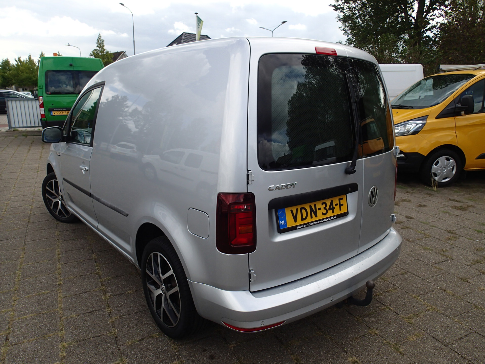Foto van Volkswagen Caddy Modified Partition Wall