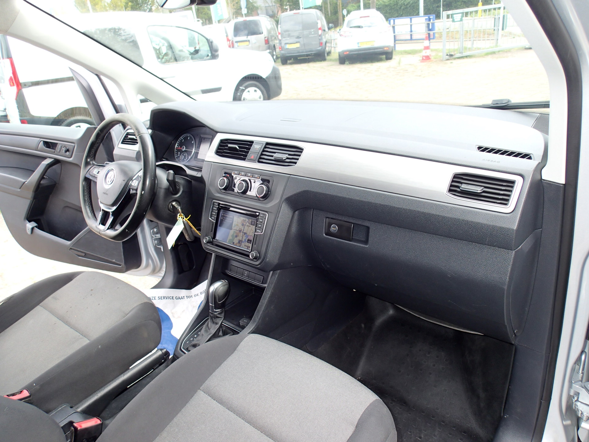 Foto van Volkswagen Caddy Modified Partition Wall