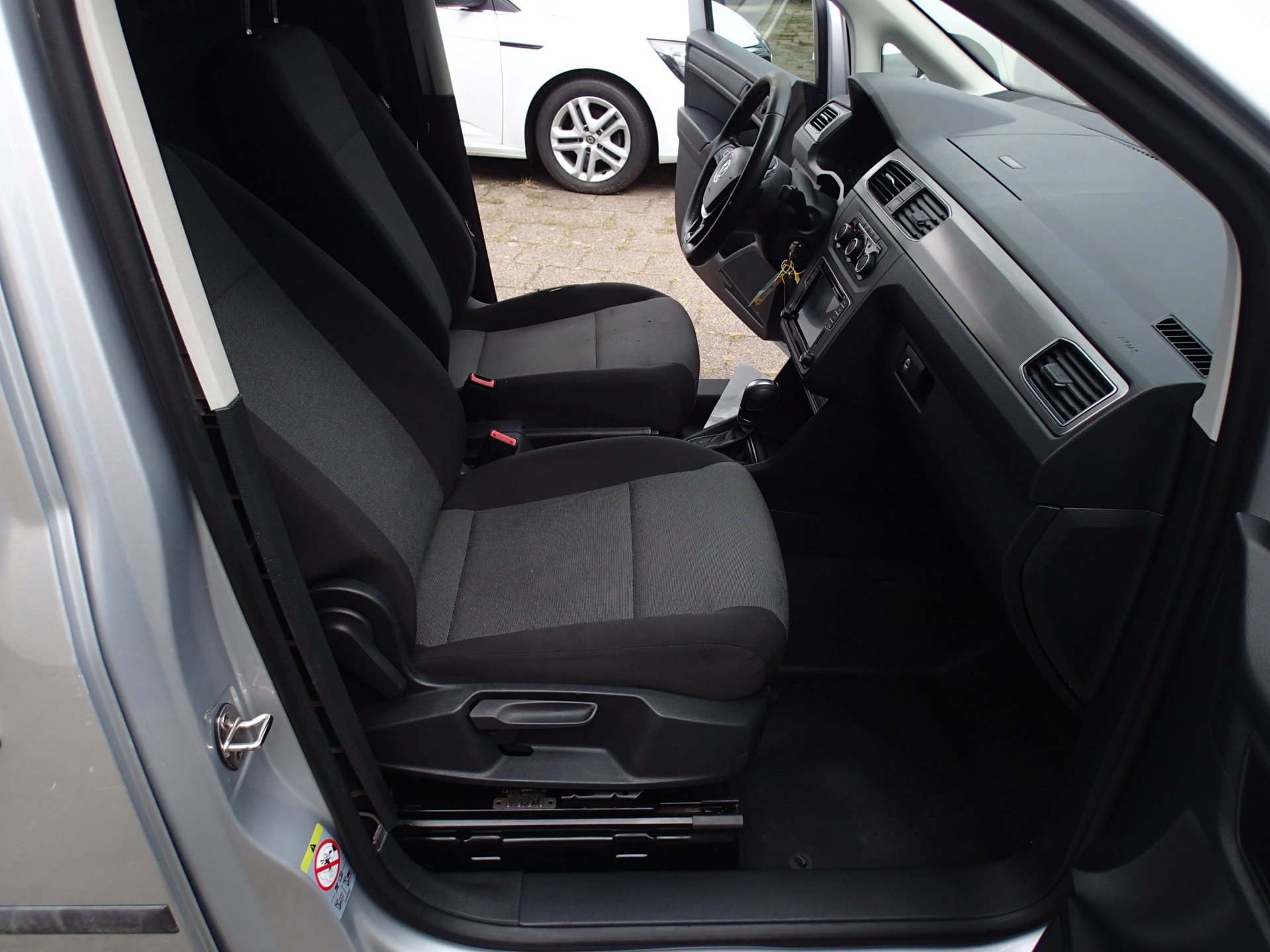 Foto van Volkswagen Caddy Modified Partition Wall