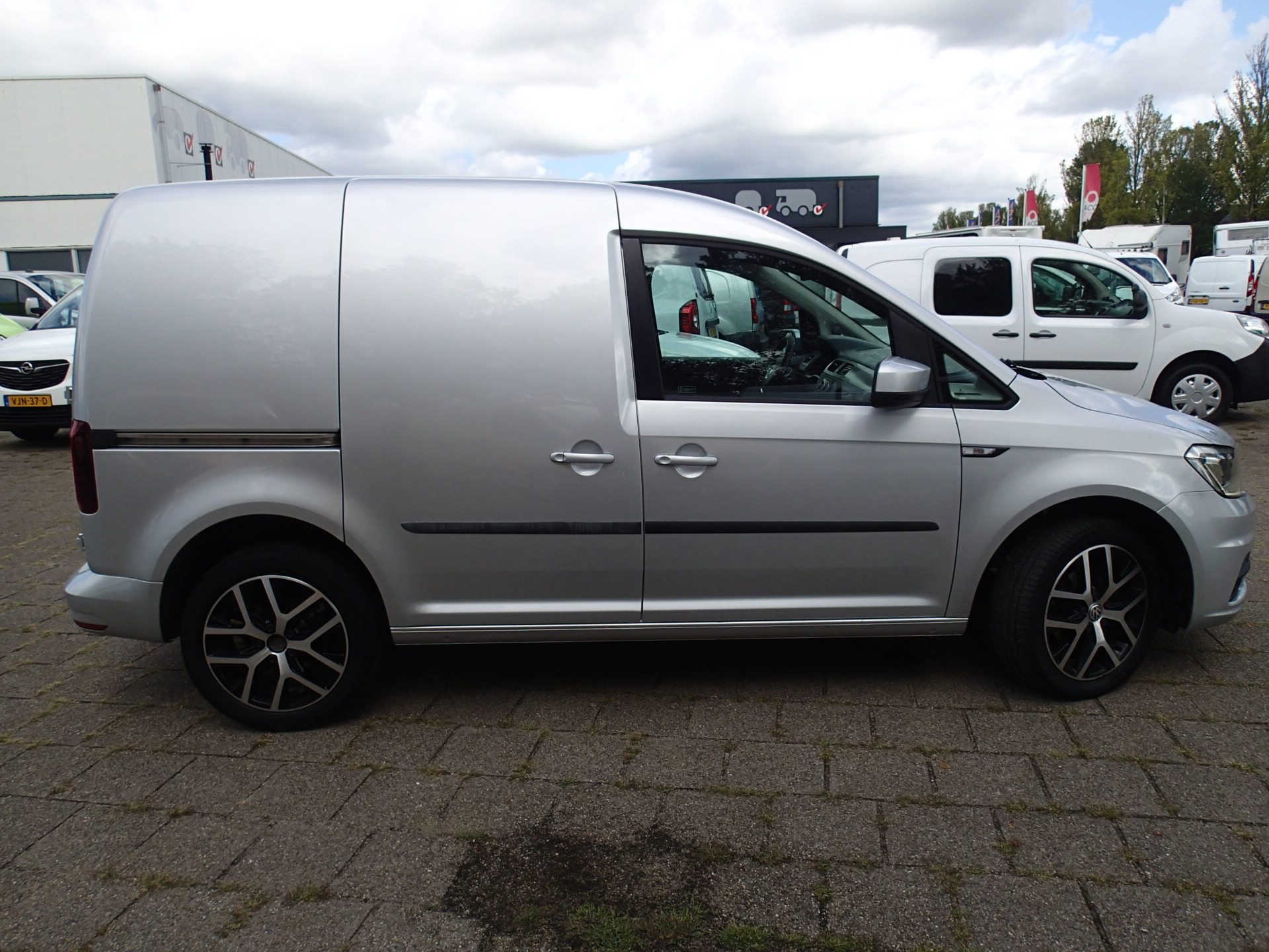 Foto van Volkswagen Caddy Modified Partition Wall