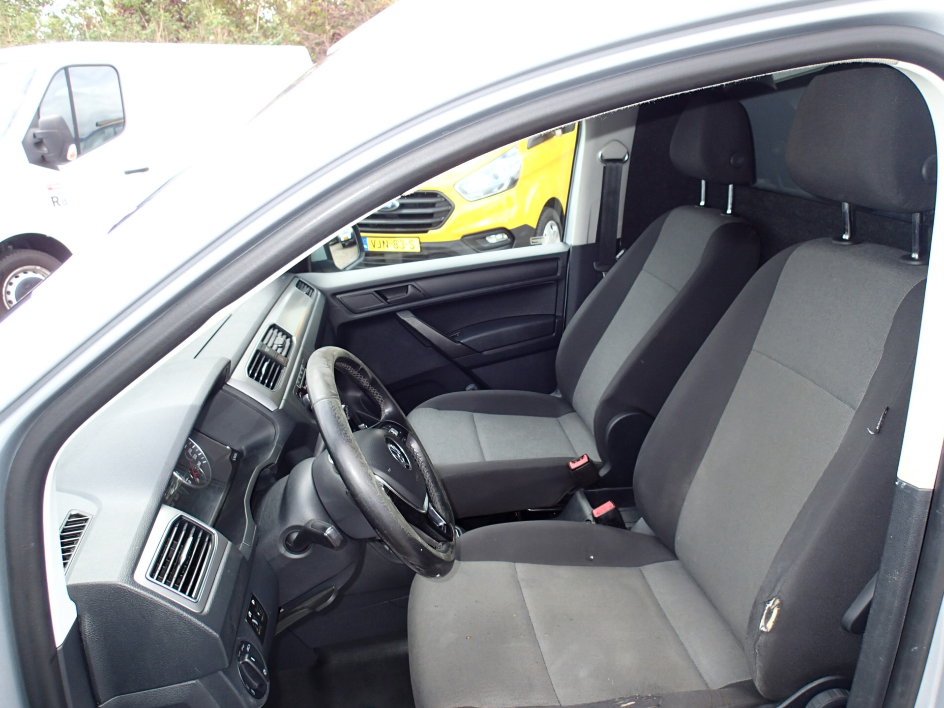 Foto van Volkswagen Caddy Modified Partition Wall