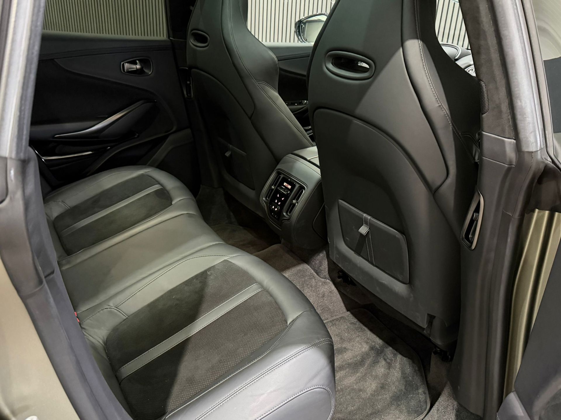 Foto van Aston Martin Dbx707