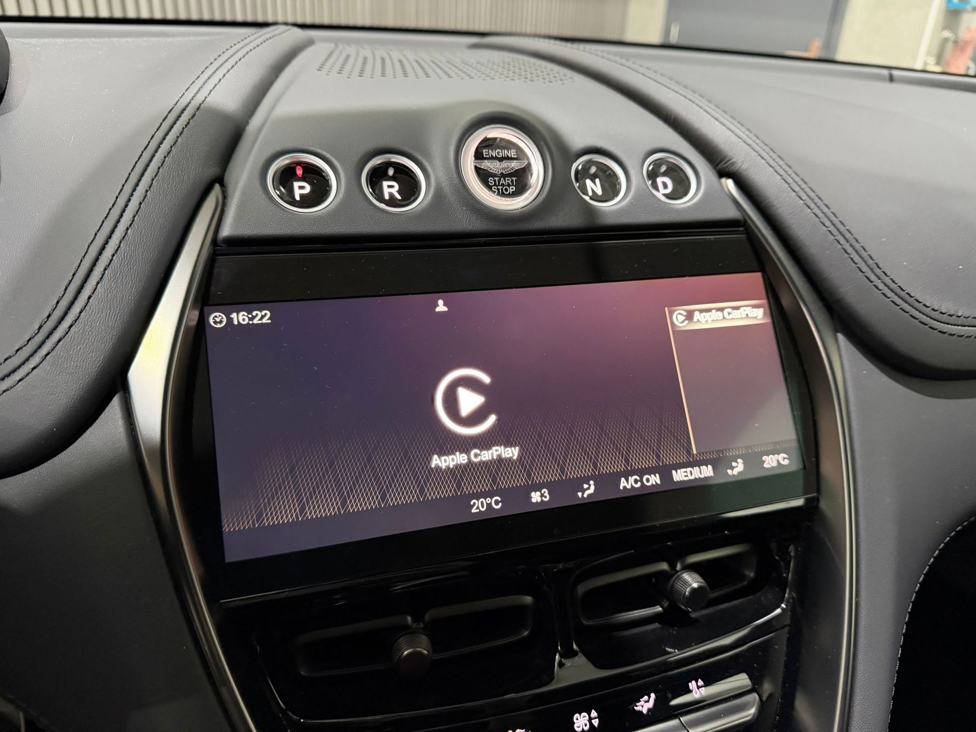 Foto van Aston Martin Dbx707