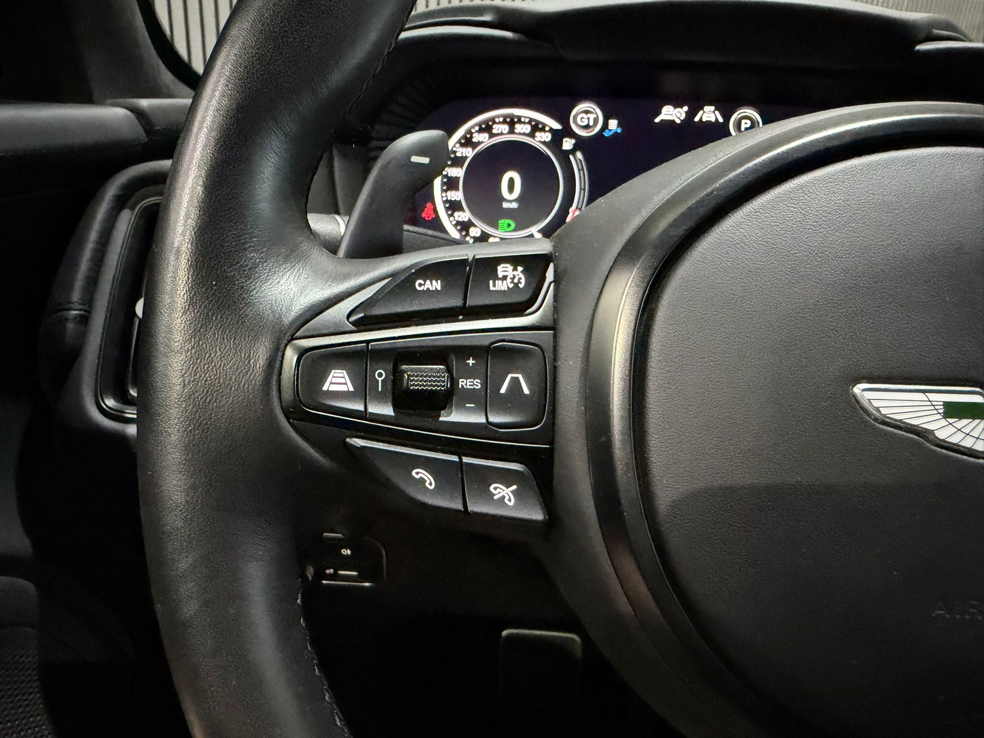 Foto van Aston Martin Dbx707