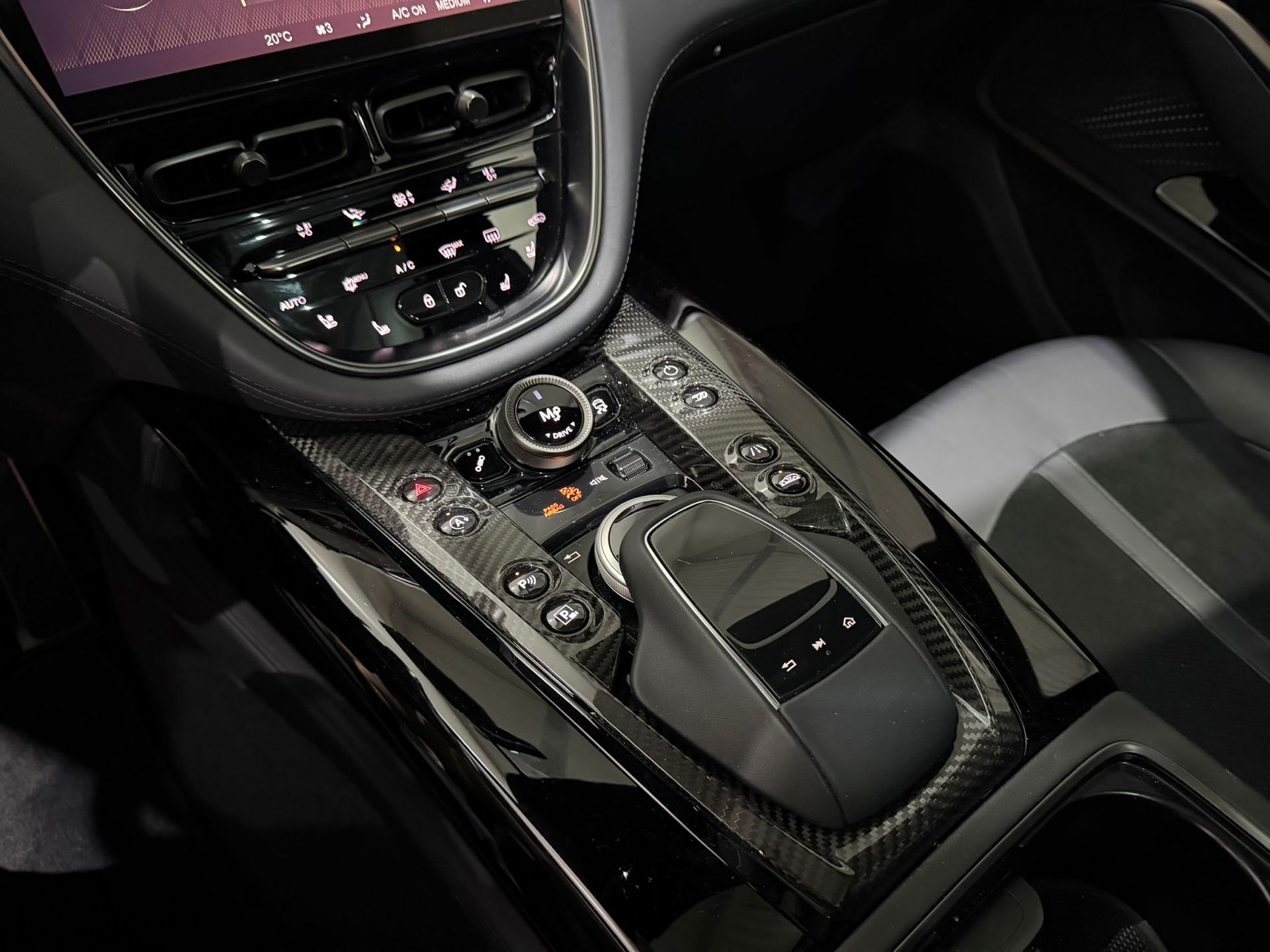 Foto van Aston Martin Dbx707