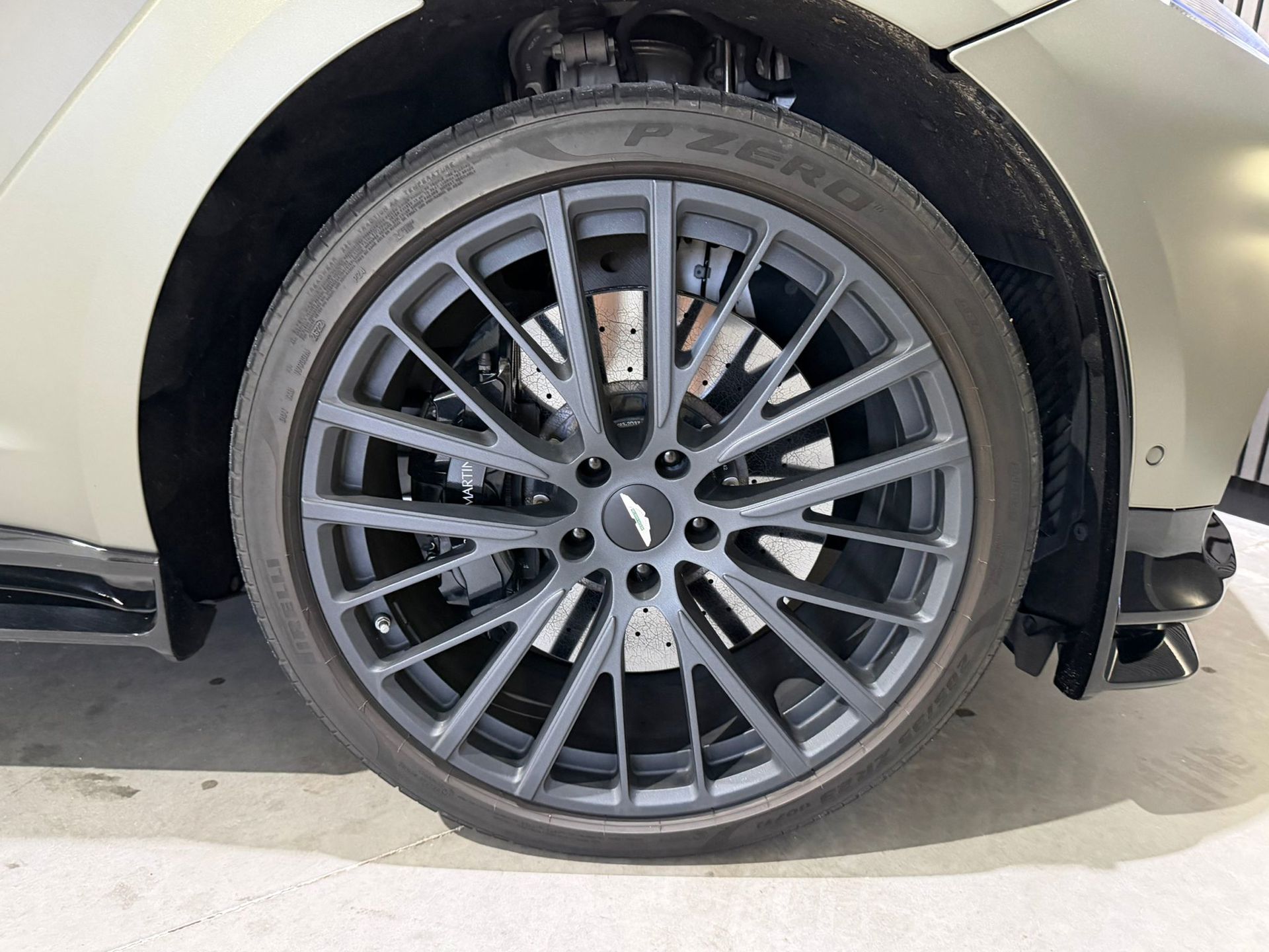 Foto van Aston Martin Dbx707