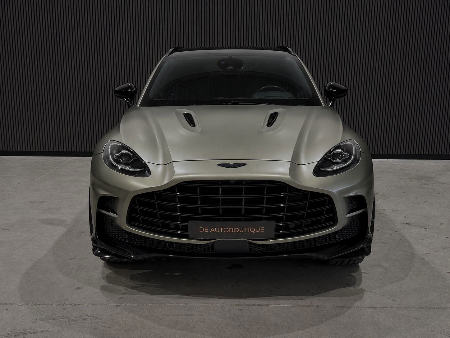 Foto van Aston Martin Dbx707