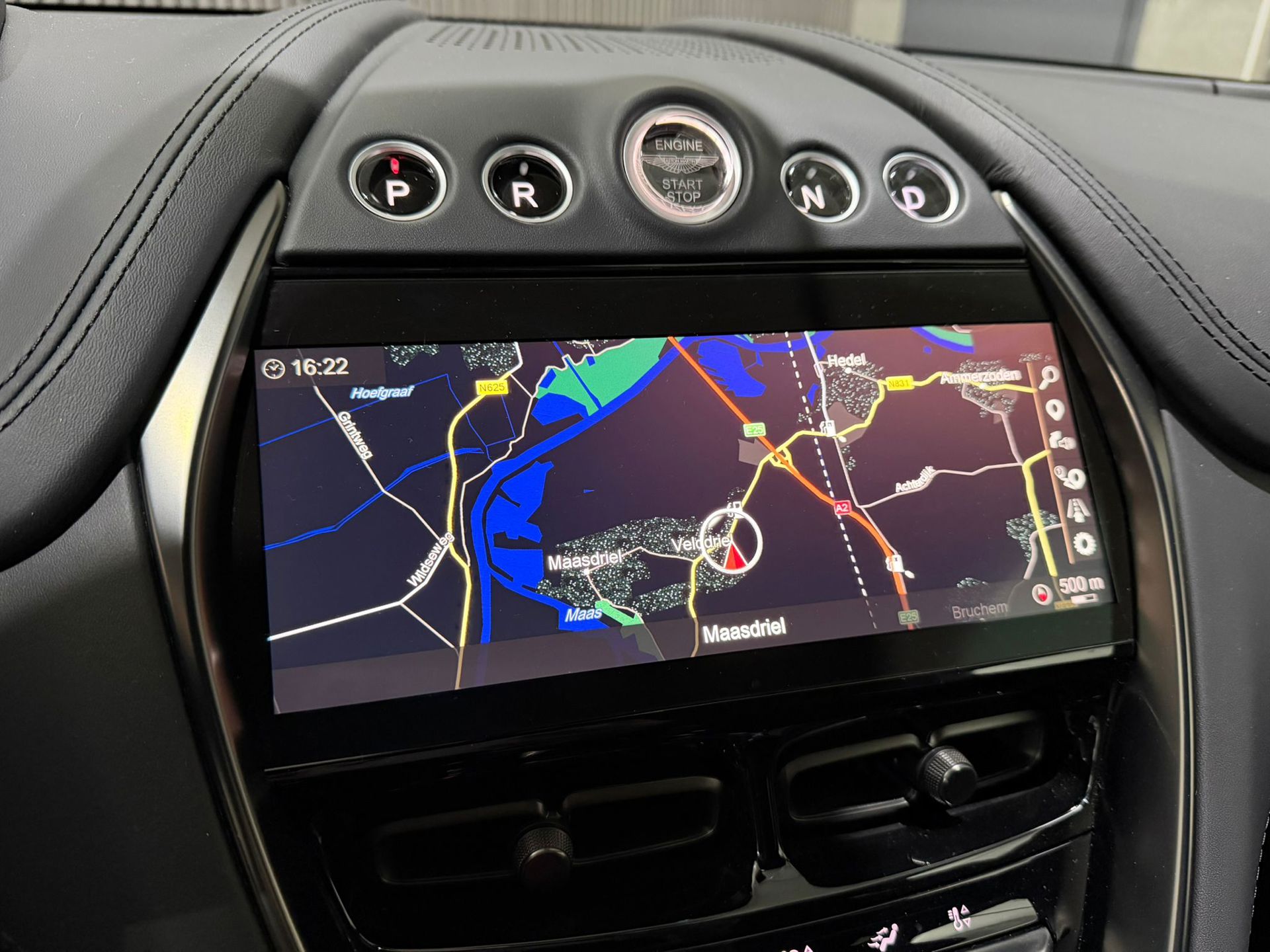 Foto van Aston Martin Dbx707