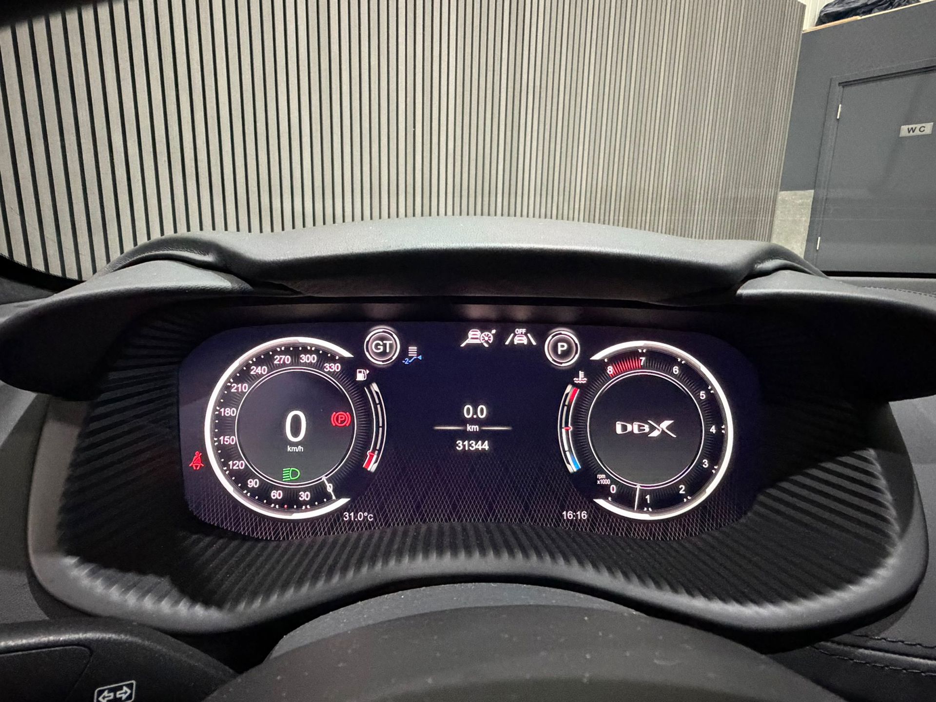 Foto van Aston Martin Dbx707