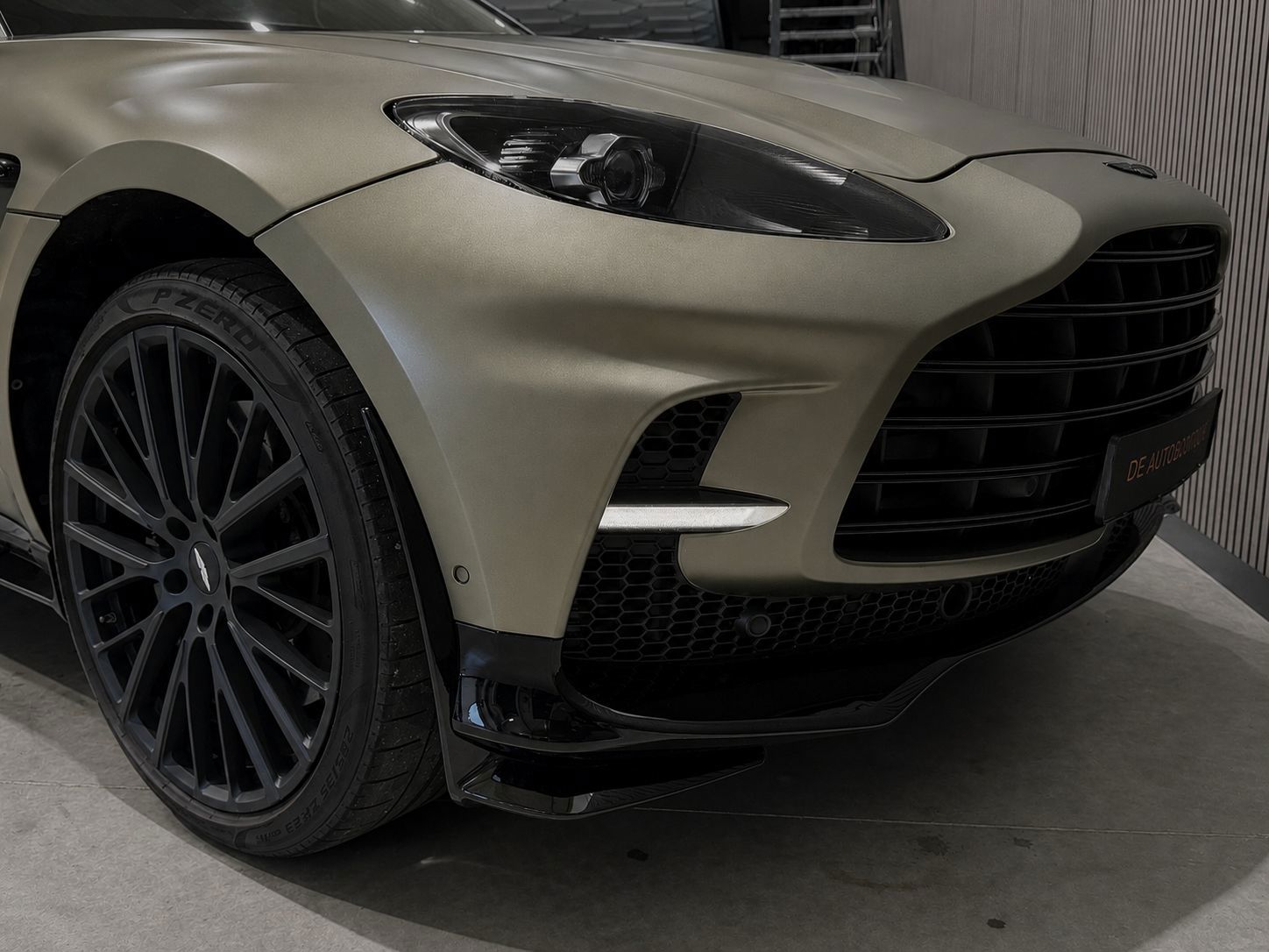 Foto van Aston Martin Dbx707