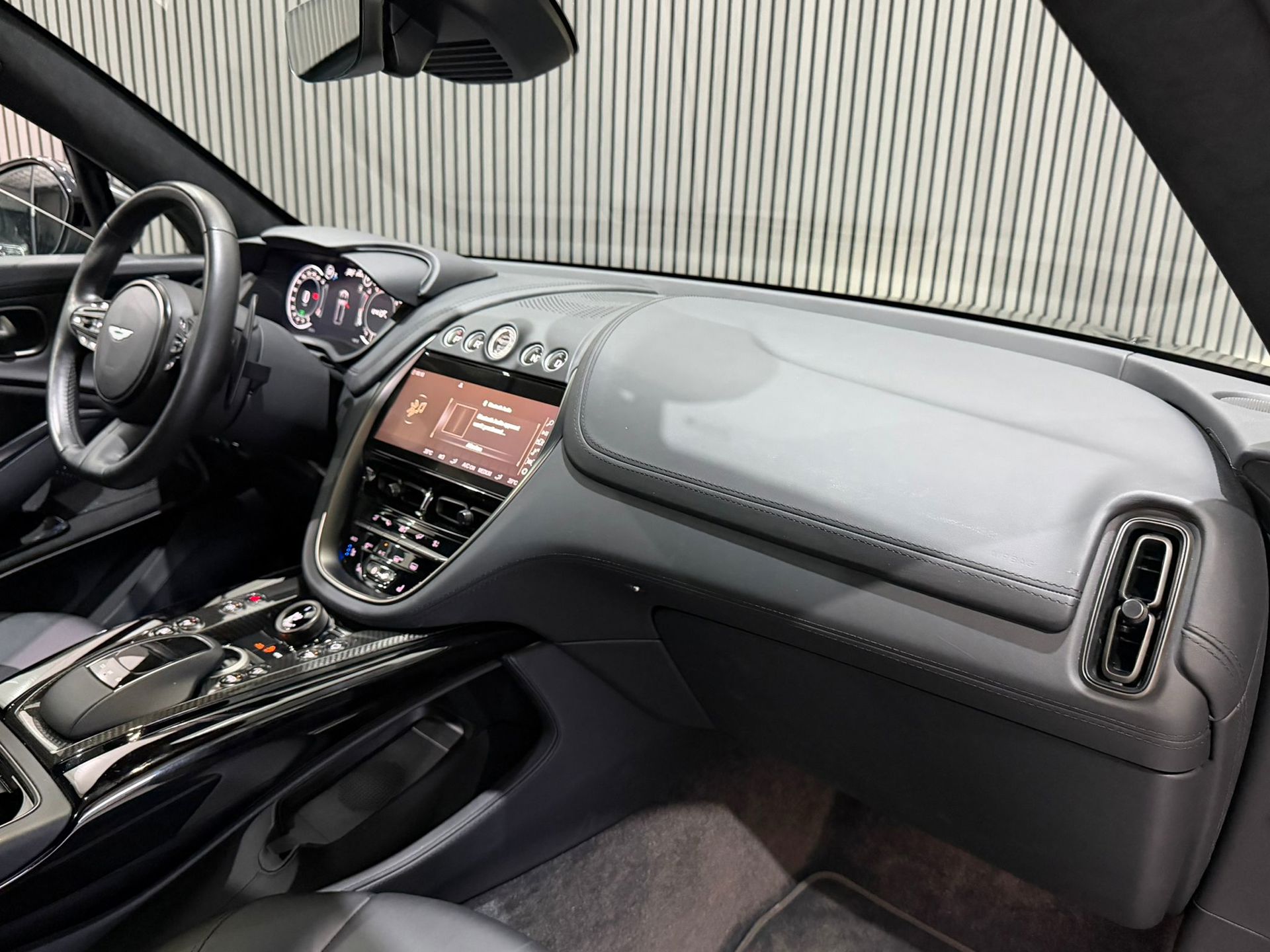 Foto van Aston Martin Dbx707