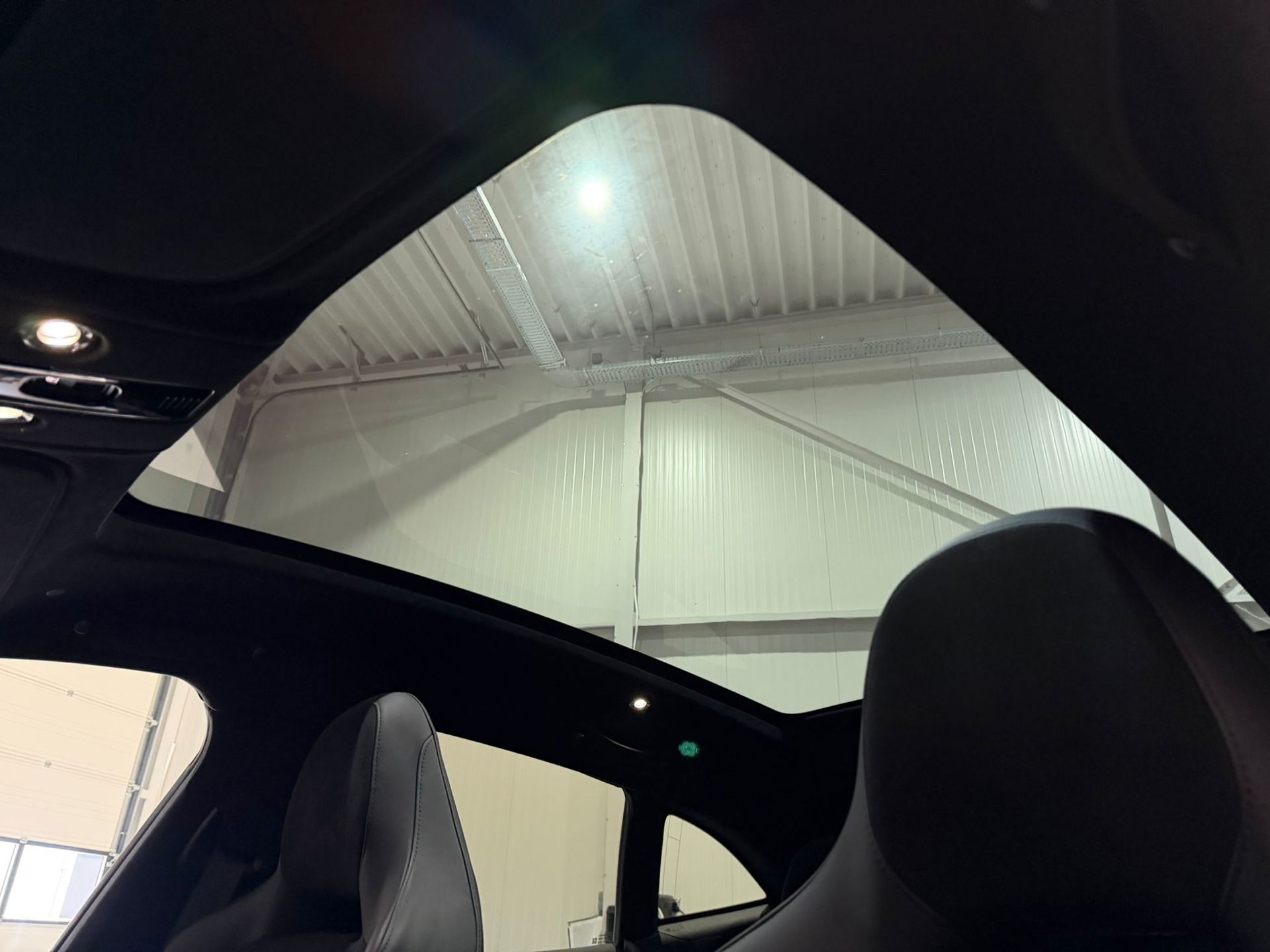Foto van Aston Martin Dbx707