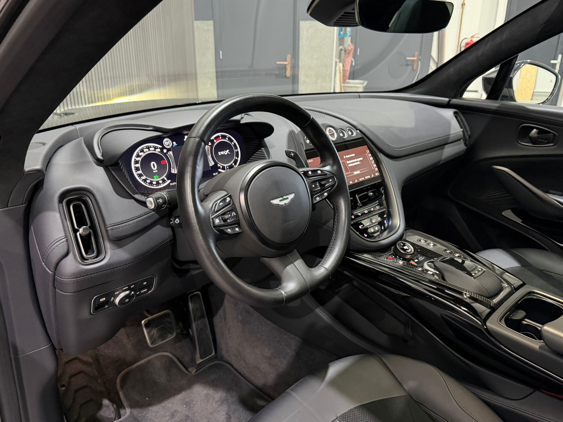 Foto van Aston Martin Dbx707