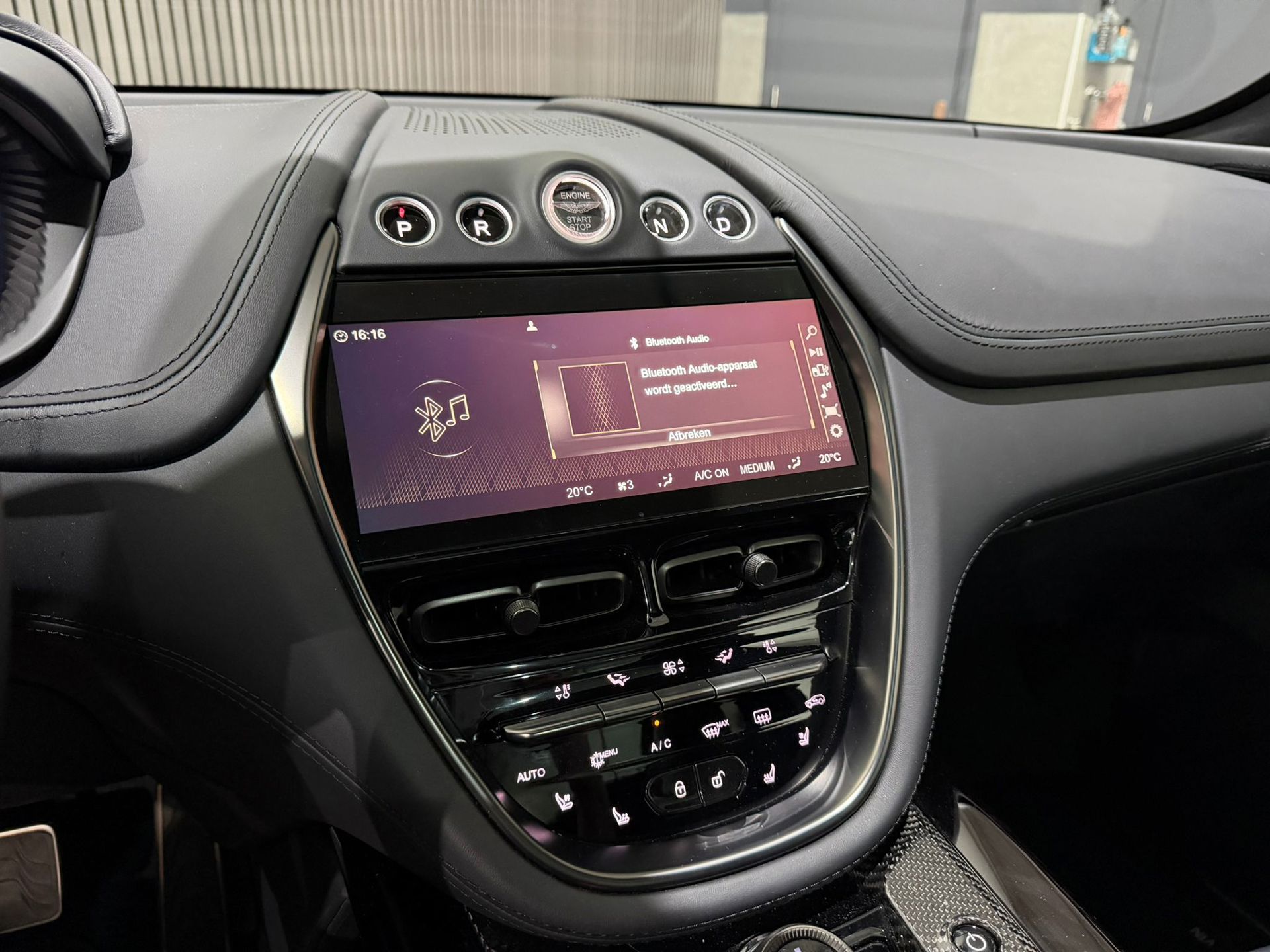 Foto van Aston Martin Dbx707