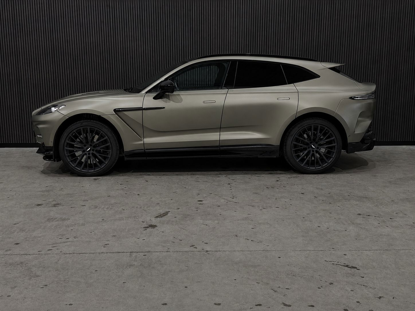 Foto van Aston Martin Dbx707