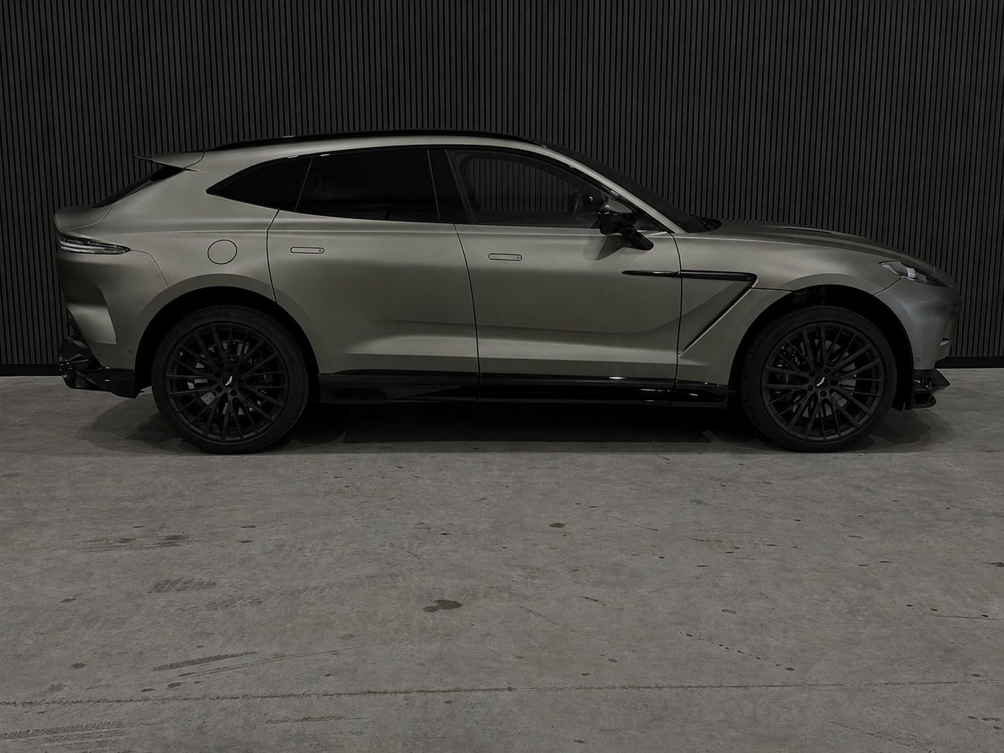 Foto van Aston Martin Dbx707