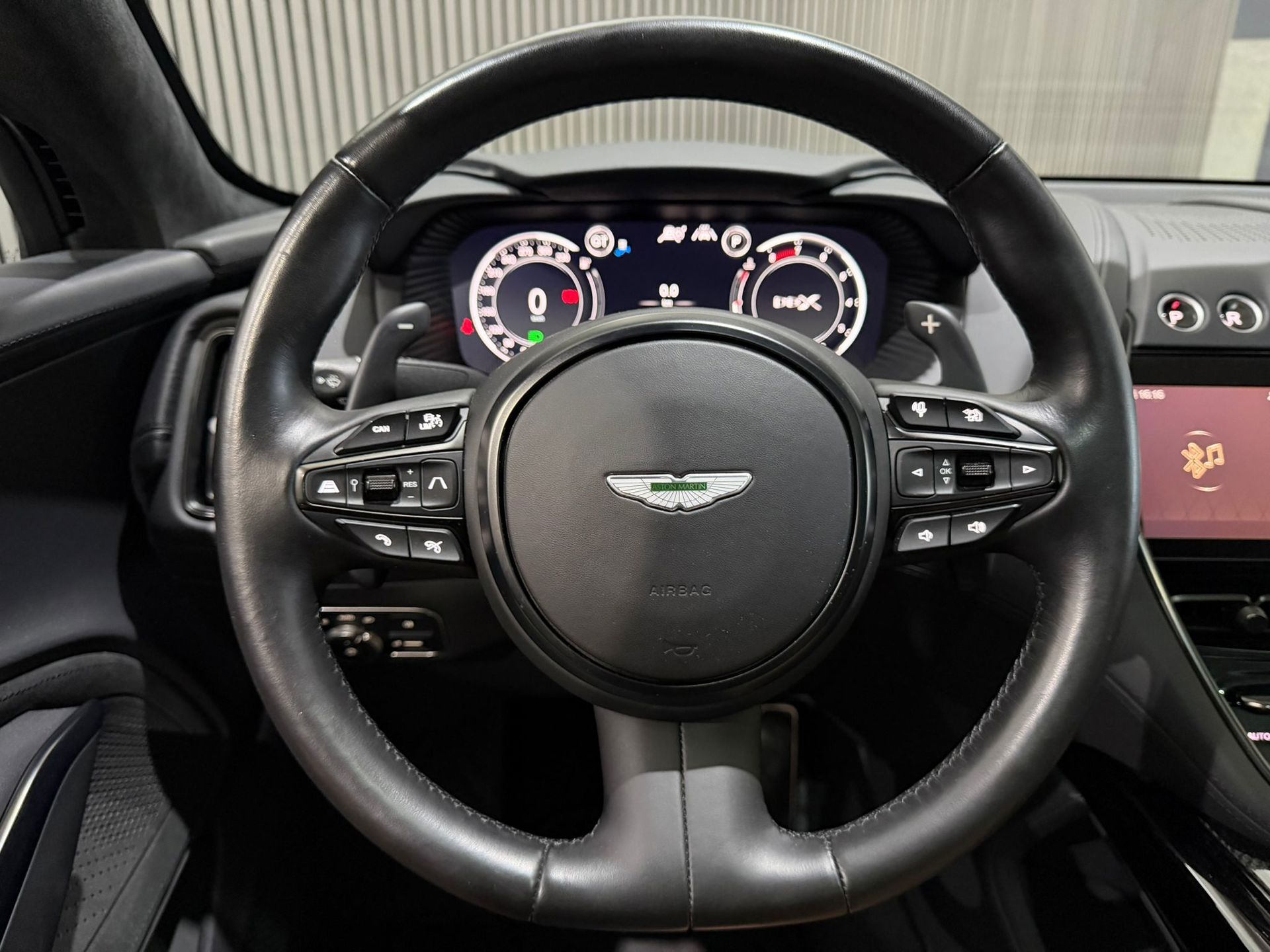 Foto van Aston Martin Dbx707