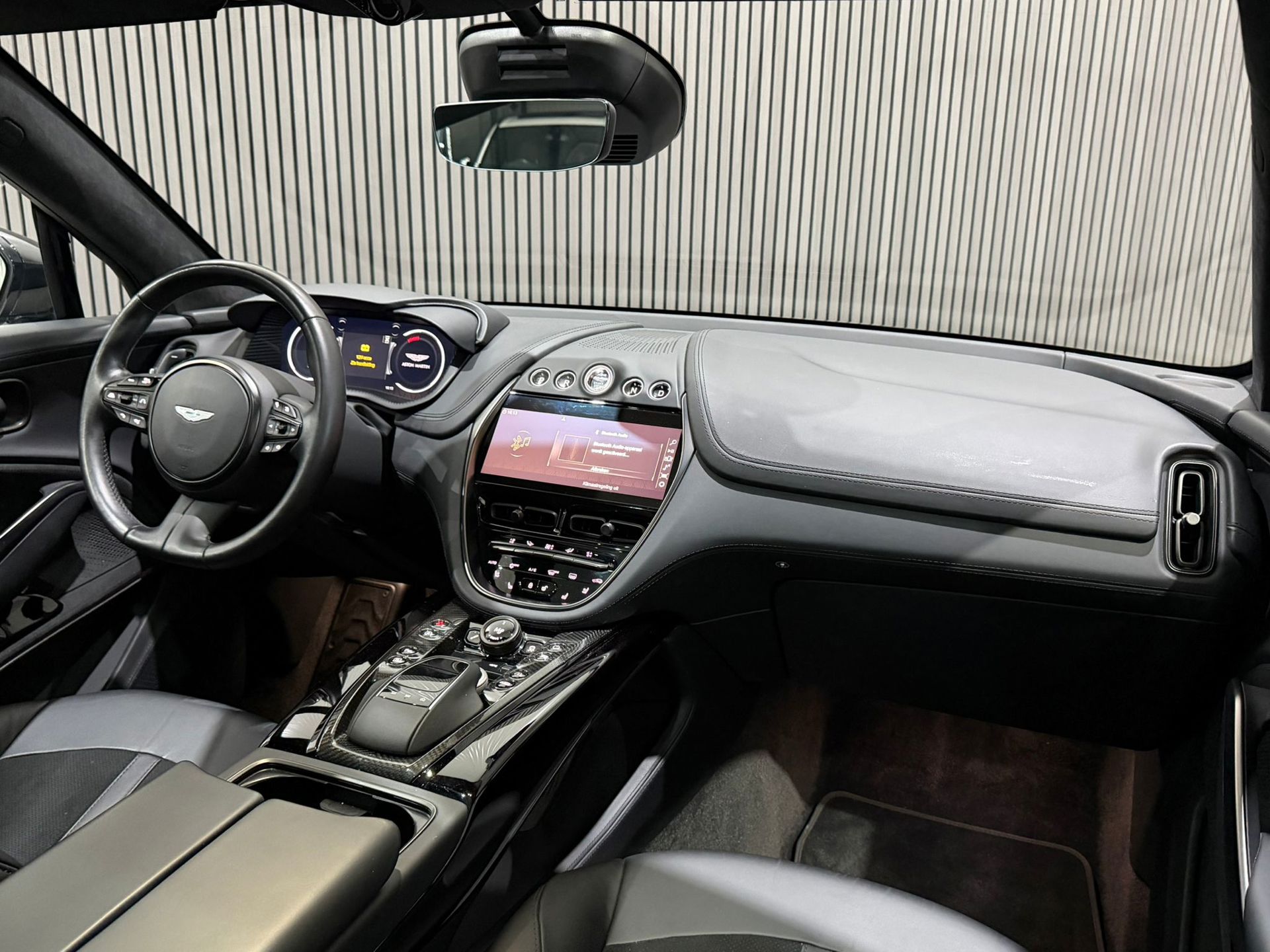 Foto van Aston Martin Dbx707