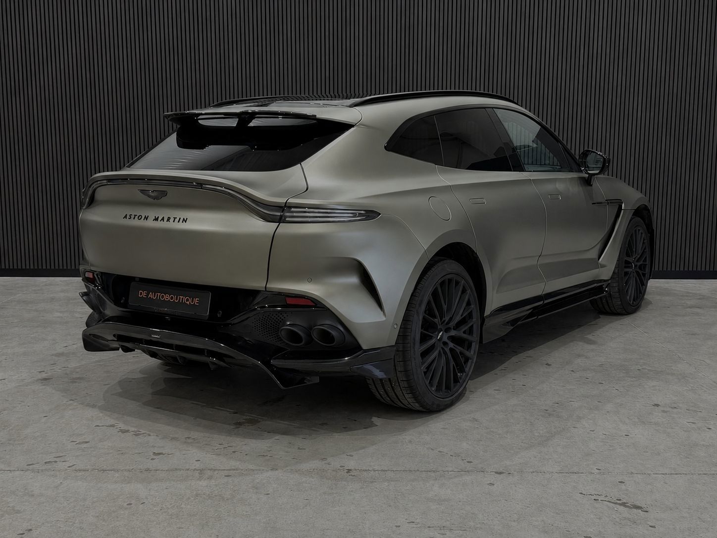 Foto van Aston Martin Dbx707