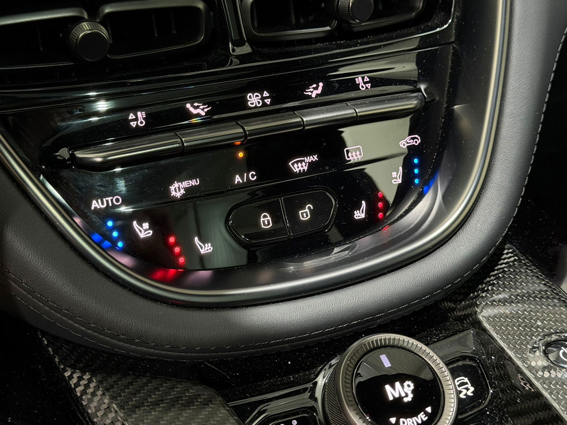 Foto van Aston Martin Dbx707