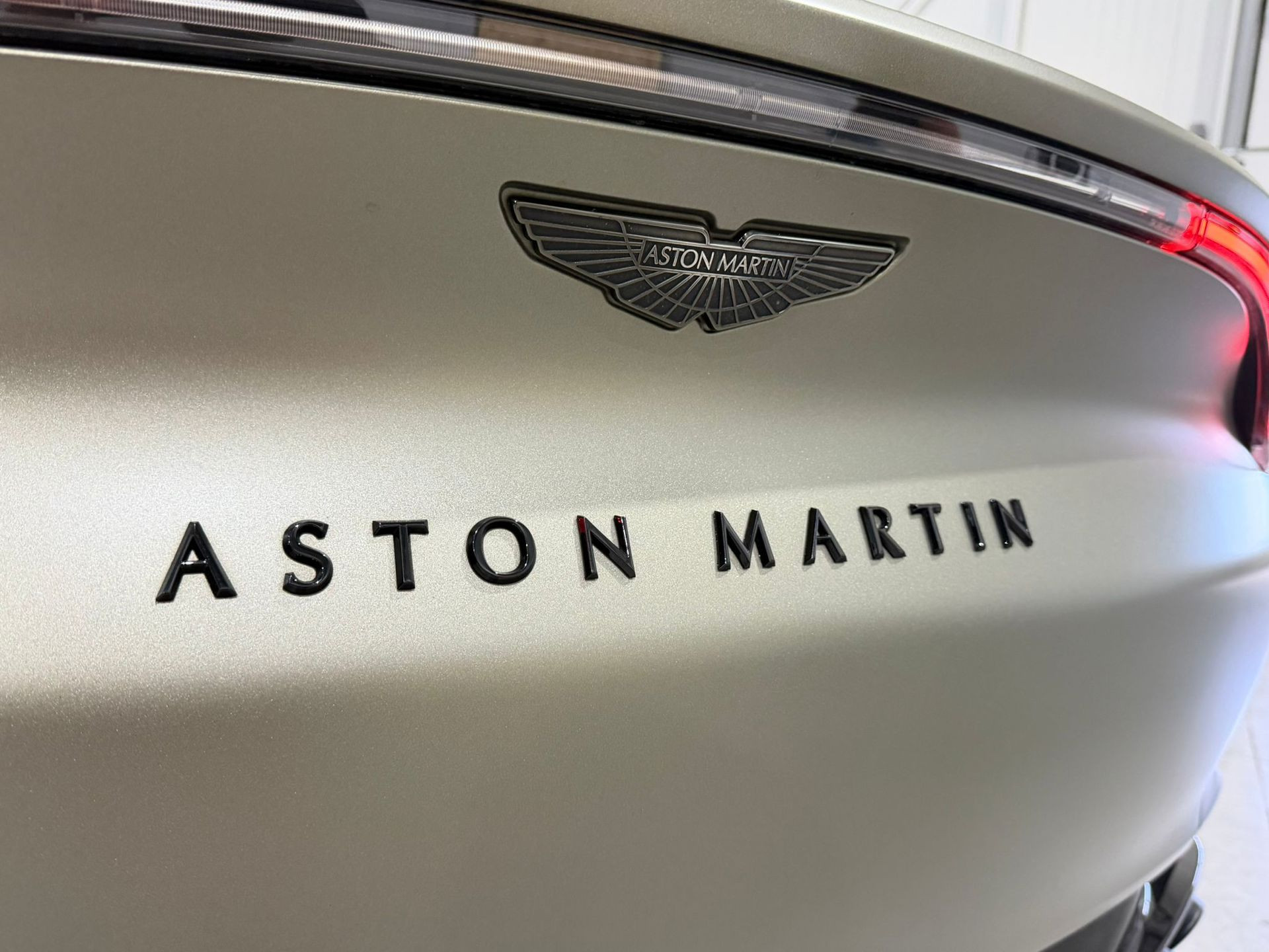 Foto van Aston Martin Dbx707