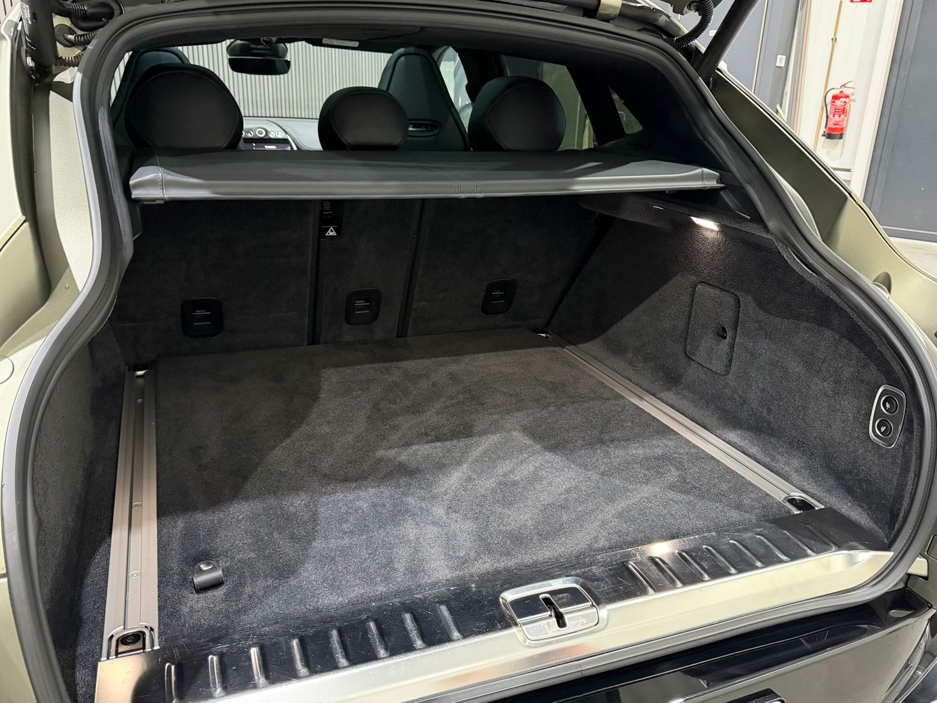 Foto van Aston Martin Dbx707