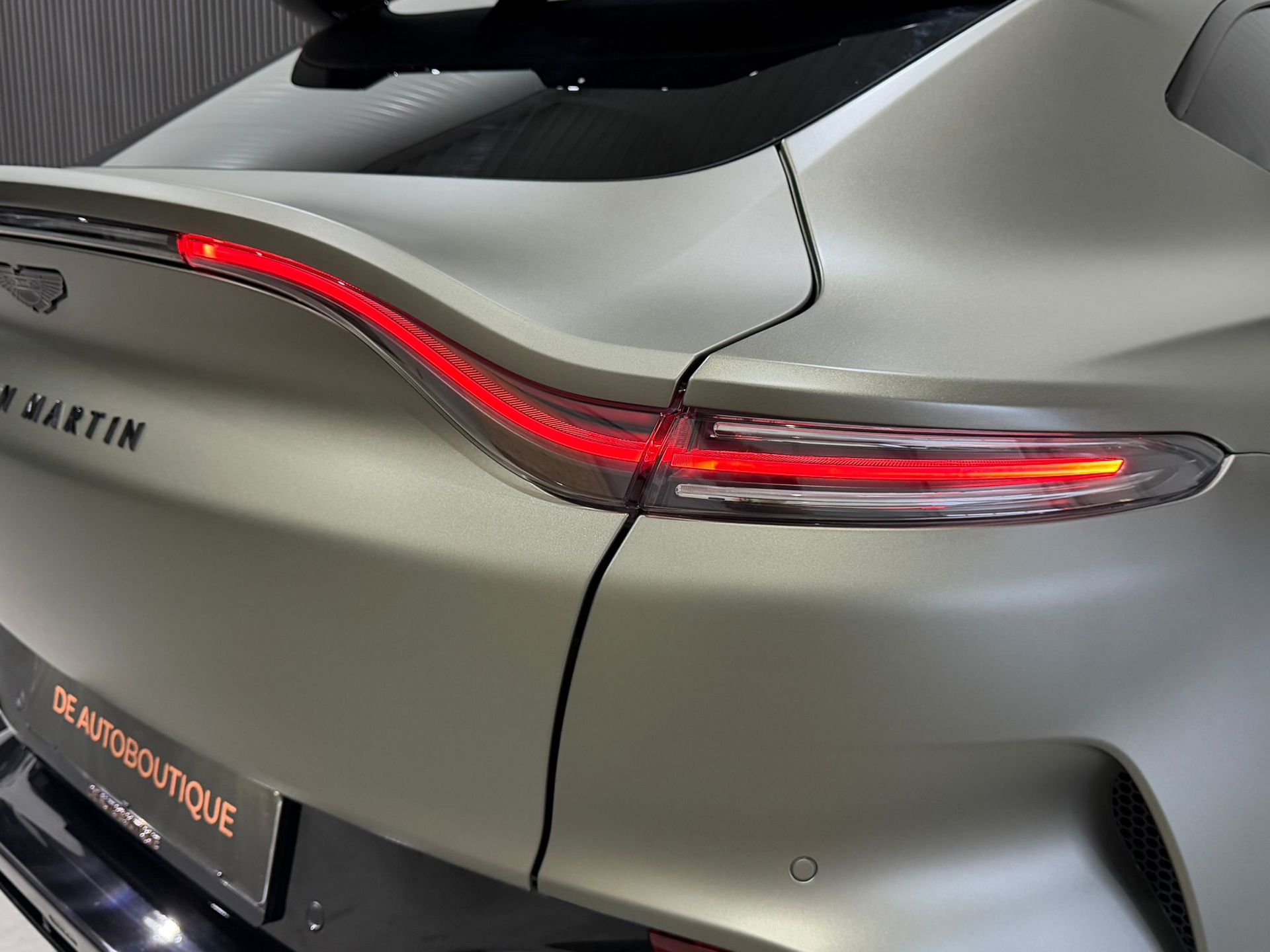 Foto van Aston Martin Dbx707