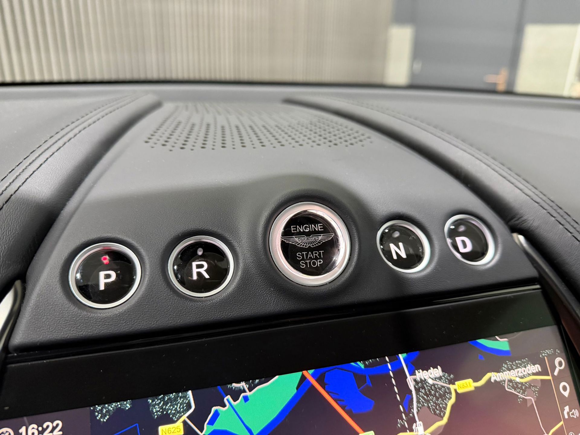 Foto van Aston Martin Dbx707