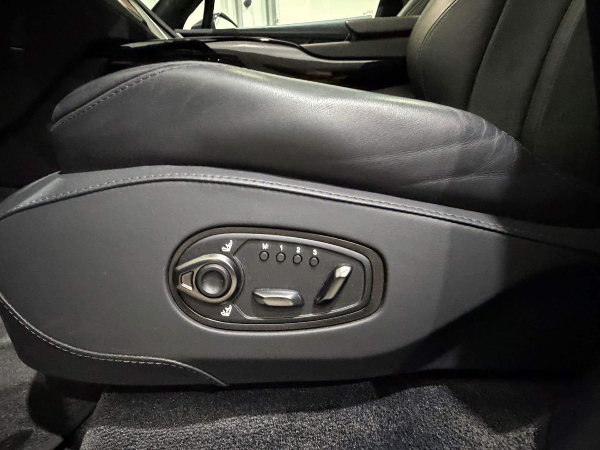 Foto van Aston Martin Dbx707