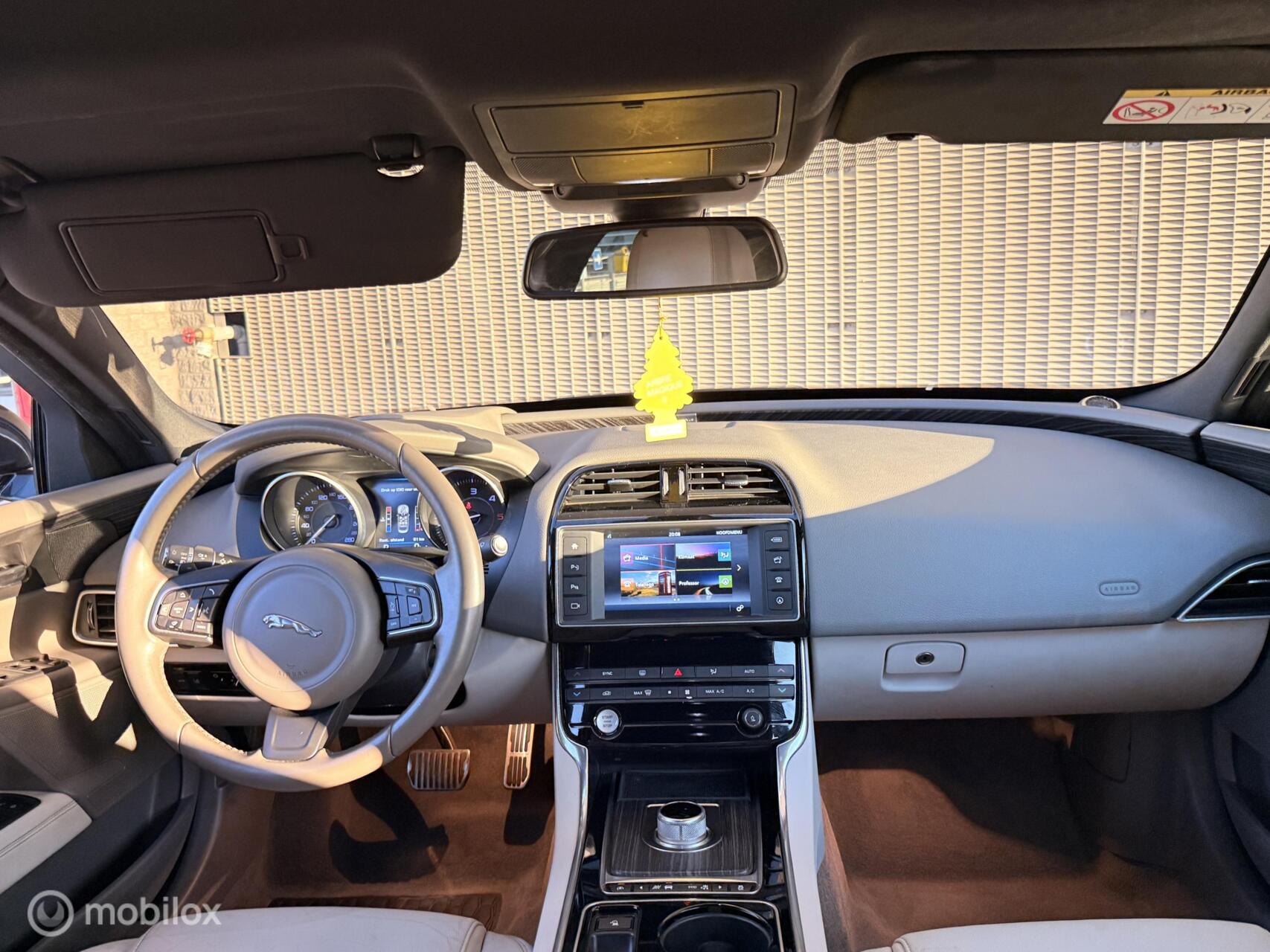 Foto van Jaguar Jaguar Xe