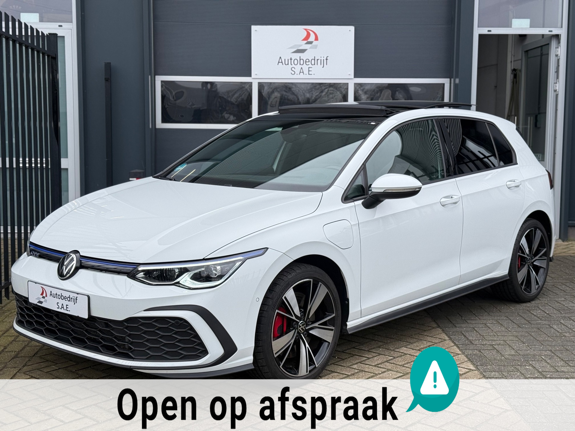 Volkswagen Golf GTE 1.4 eHybrid GTE 245 pk IQ LIGHT PANO HUD SFEER CARPLAY 2020 - voorkant