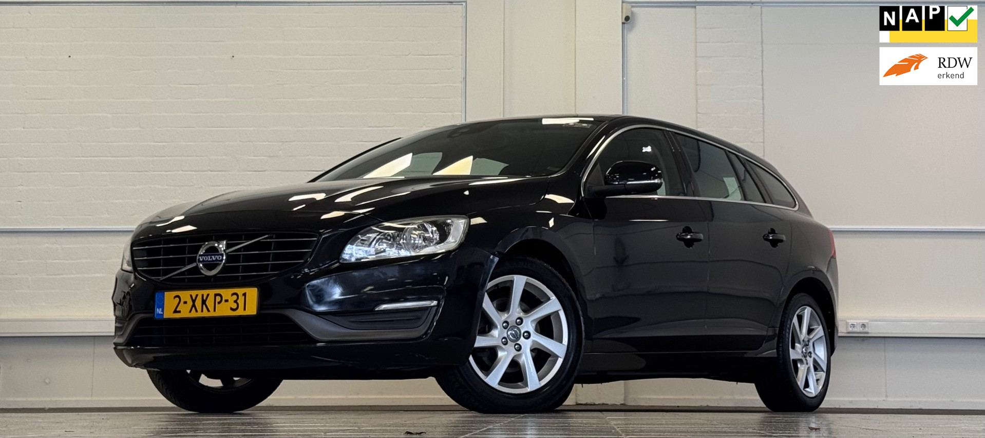 Volvo V60 1.6 T3 Momentum Navigatie 3e Eigenaar Garantie Mooi! PDC 2014 - voorkant