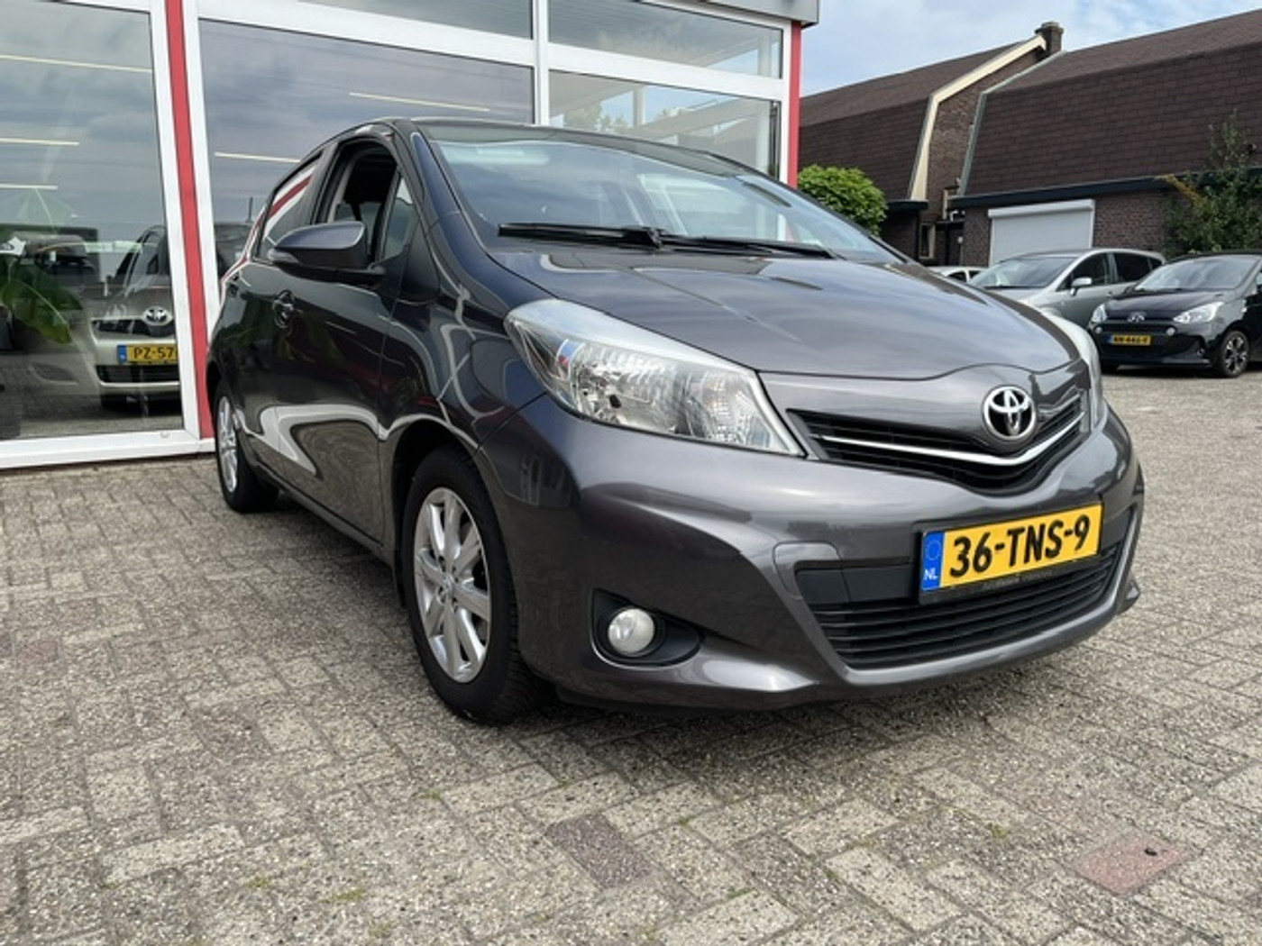 Toyota Toyota Yaris 1.3 VVT-i Executive 2012 - voorkant